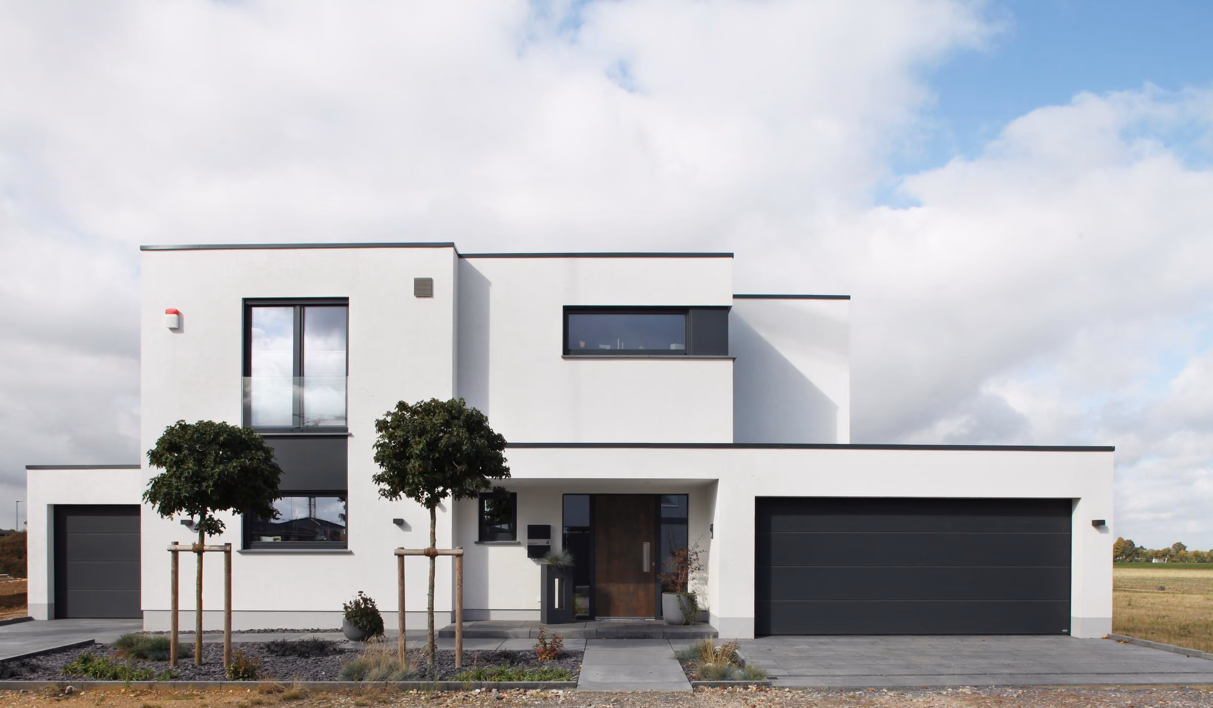 Einfamilienhaus in Erkelenz mit weißer Putzfassade, Flachdach und Garage
