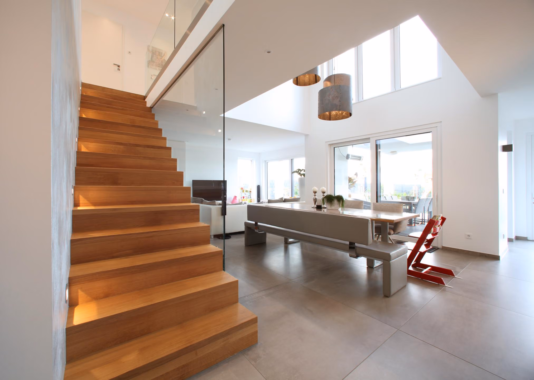 Offene Holztreppe mit Galerie und Billardtisch