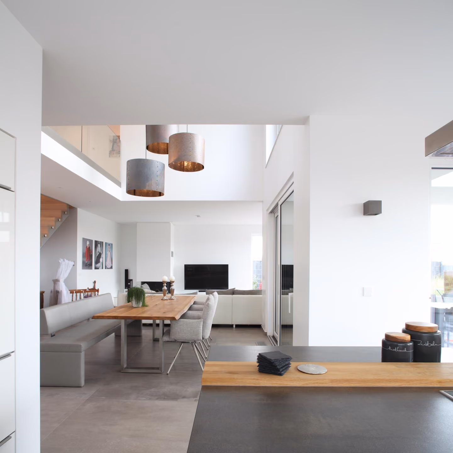 Wohnbereich mit Sofa und Blick in den offenen Raum