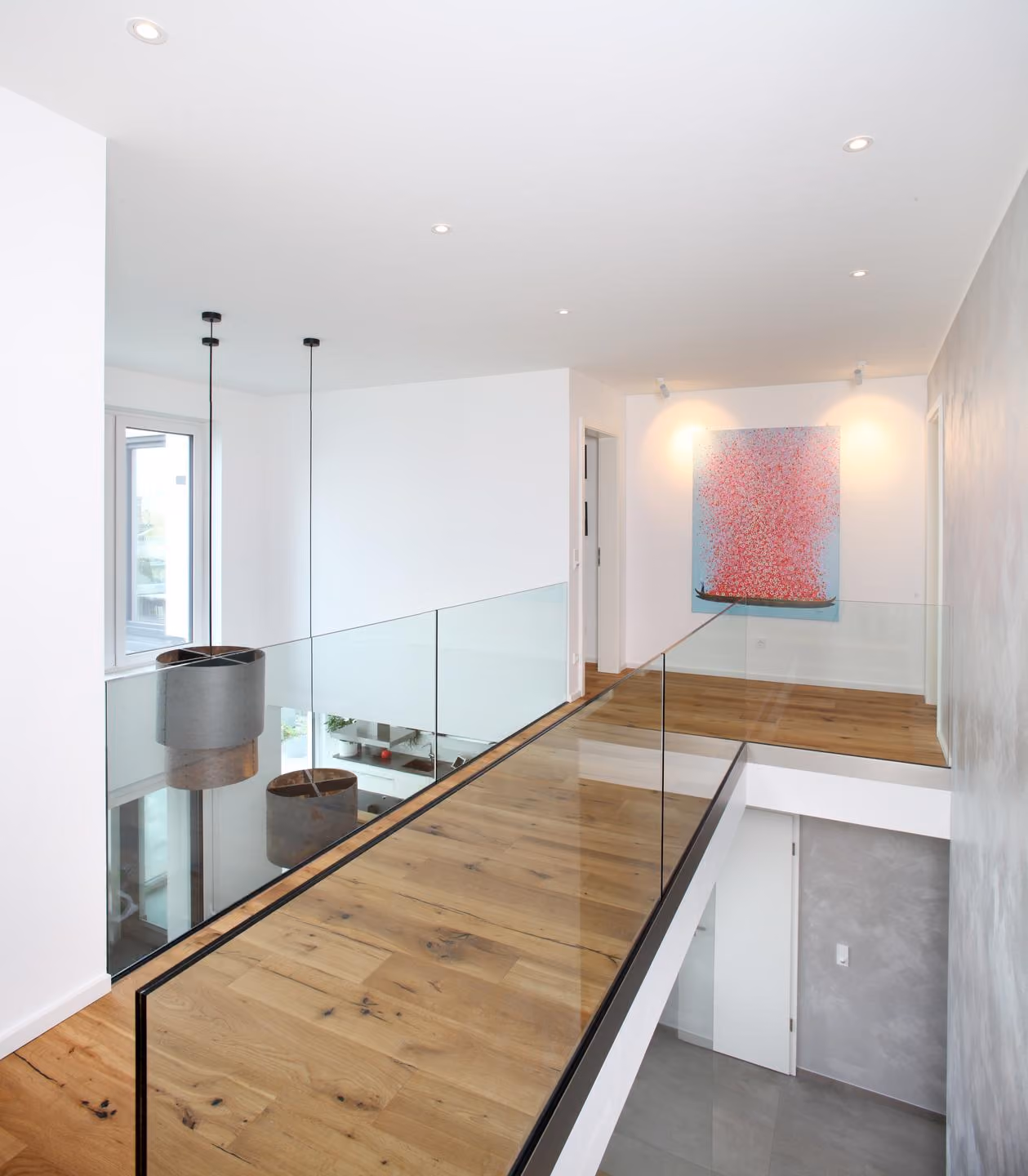 Galerie mit Glasgeländer und Blick nach unten