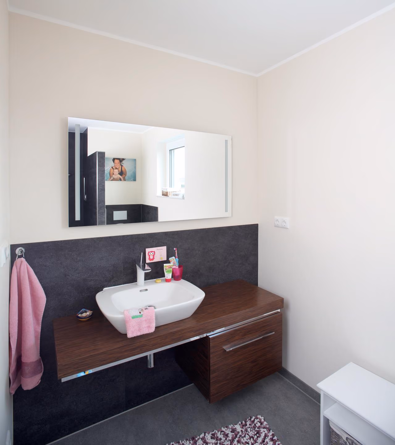 Badezimmer mit Waschtisch und Spiegelschrank