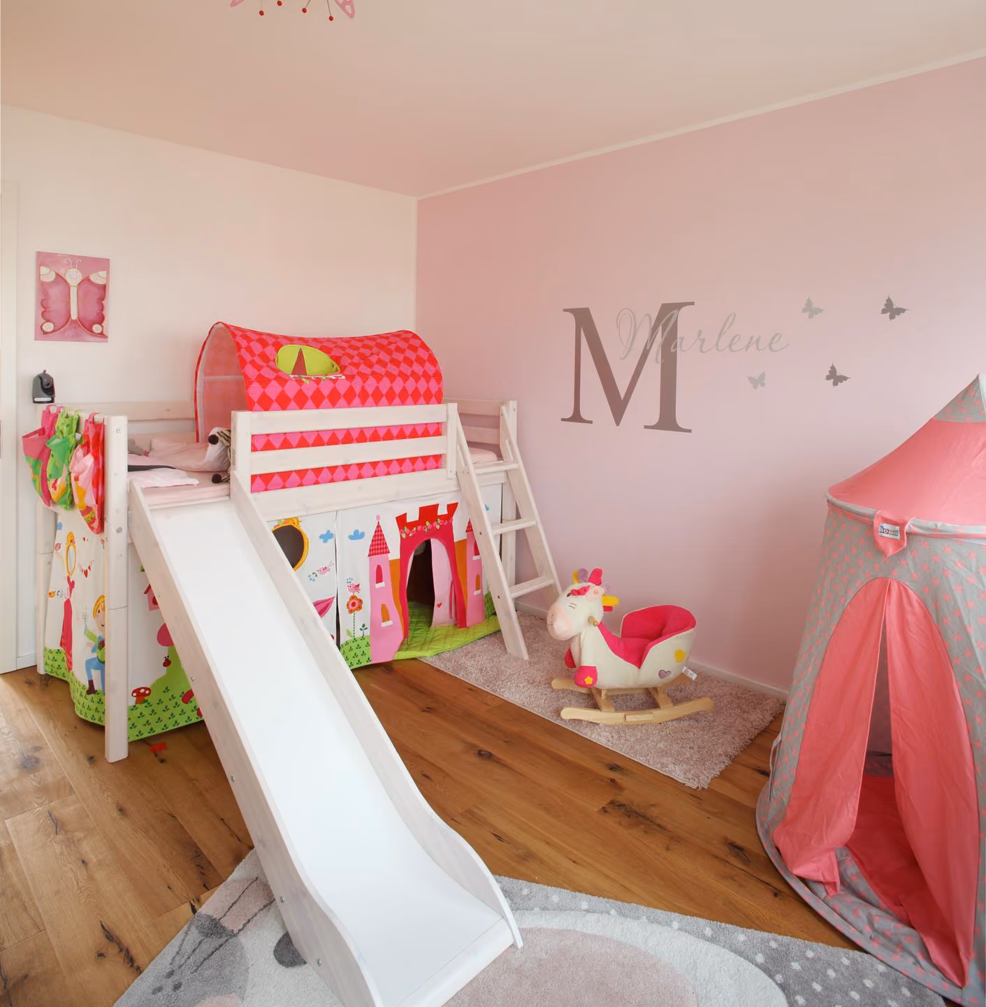 Kinderzimmer mit Spielbett und Rutsche