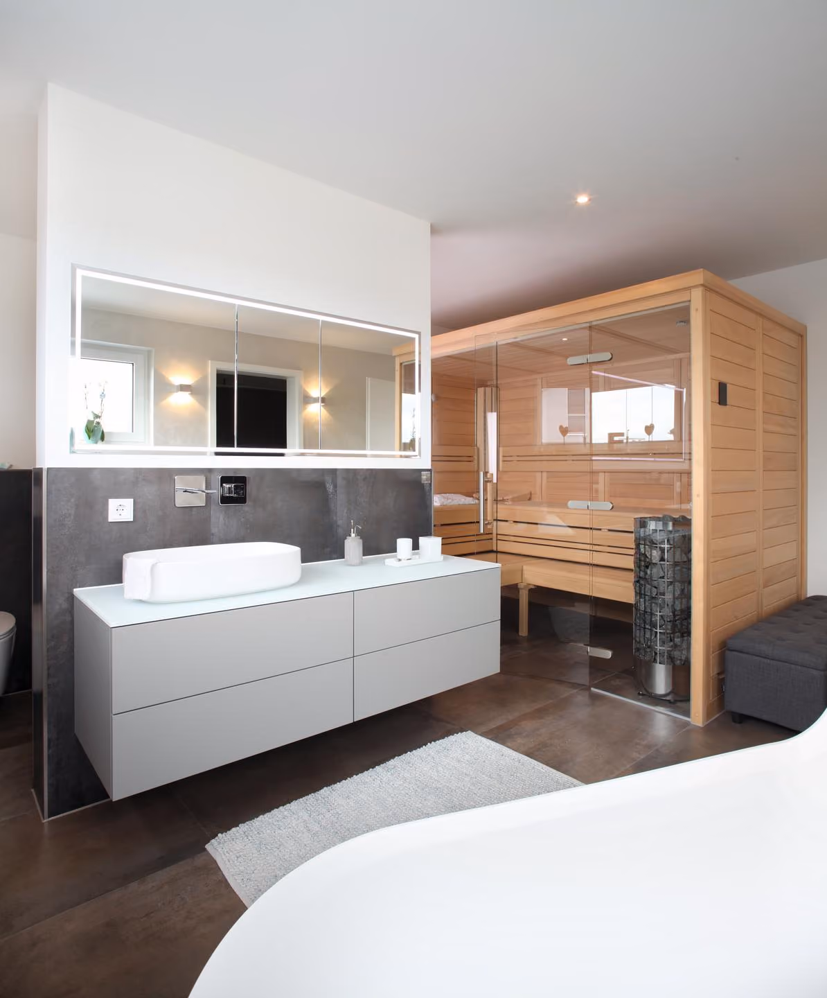 Badezimmer mit Doppelwaschtisch und Sauna