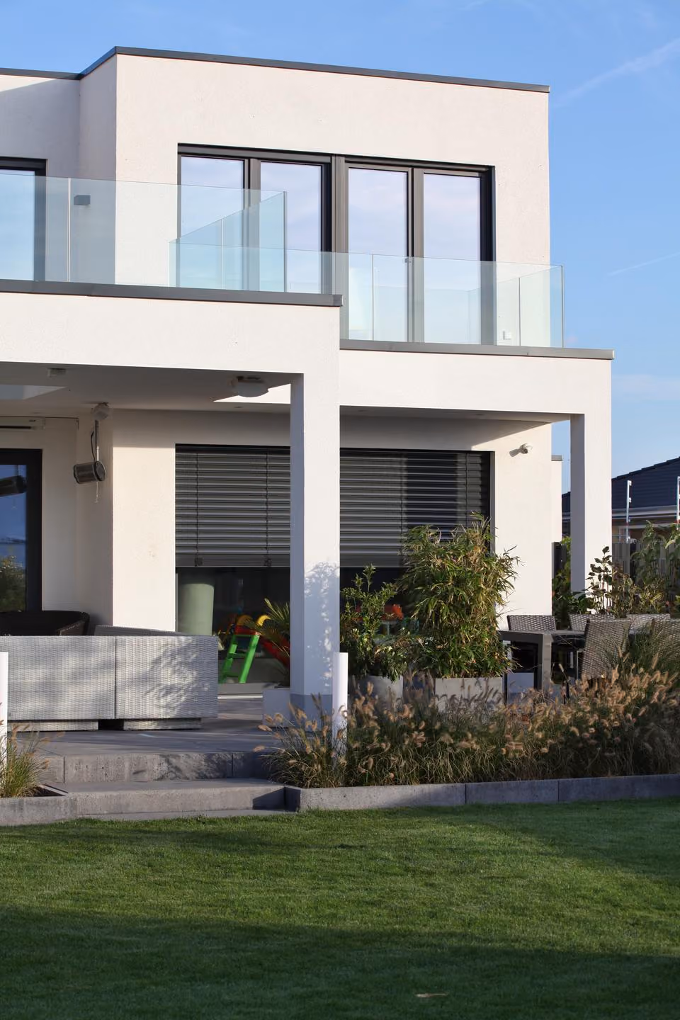 Hausansicht mit Carport und Raffstoren