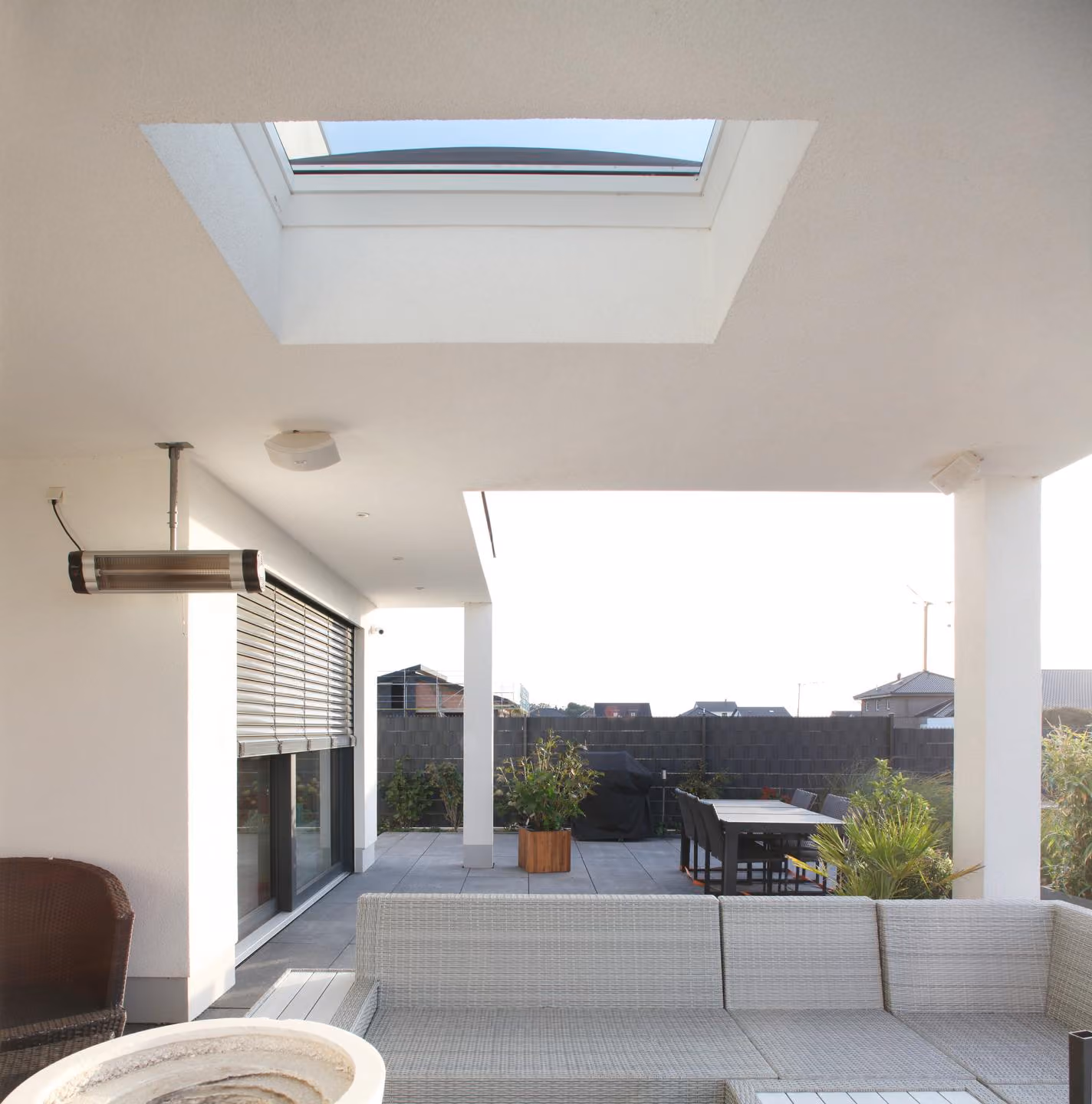 Überdachte Terrasse mit Sitzgruppe