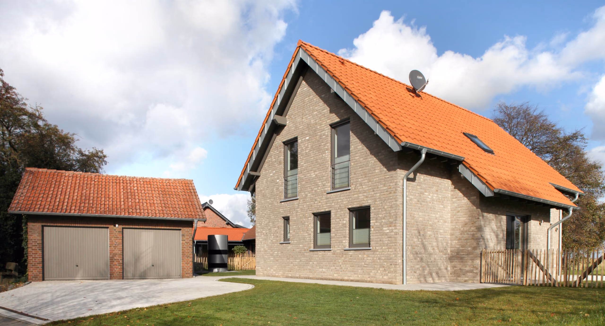 Einfamilienhaus in Straeten mit grauem Klinker und rotem Ziegeldach