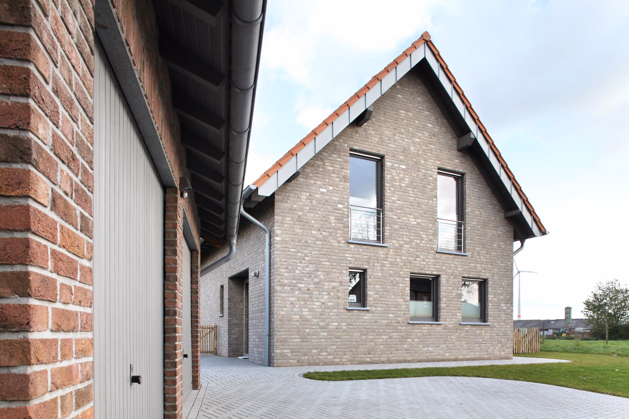Giebelseite mit Klinkerfassade und schmalen Fenstern
