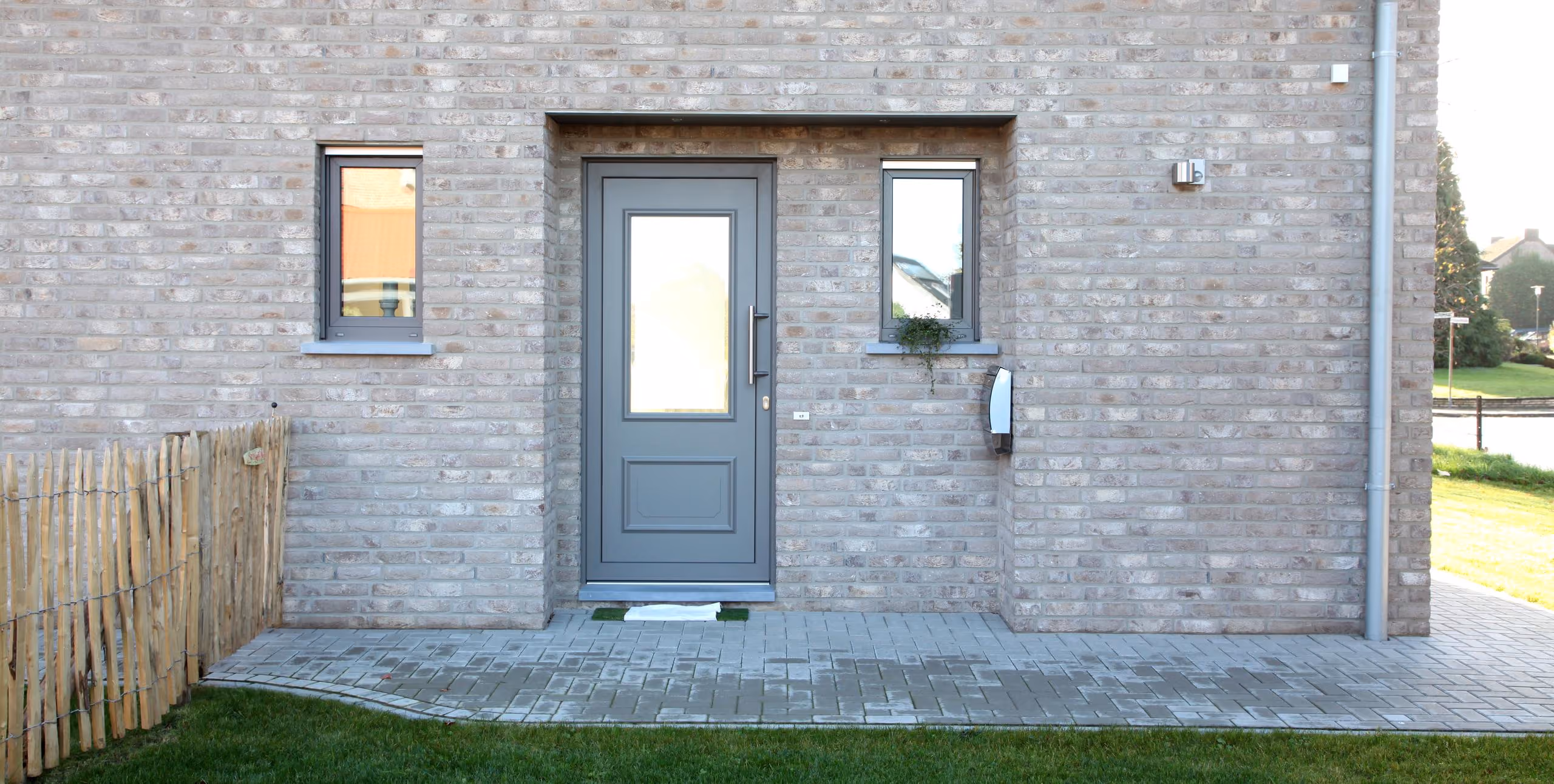 Eingangstür mit Seitenfenster in der Klinkerfassade