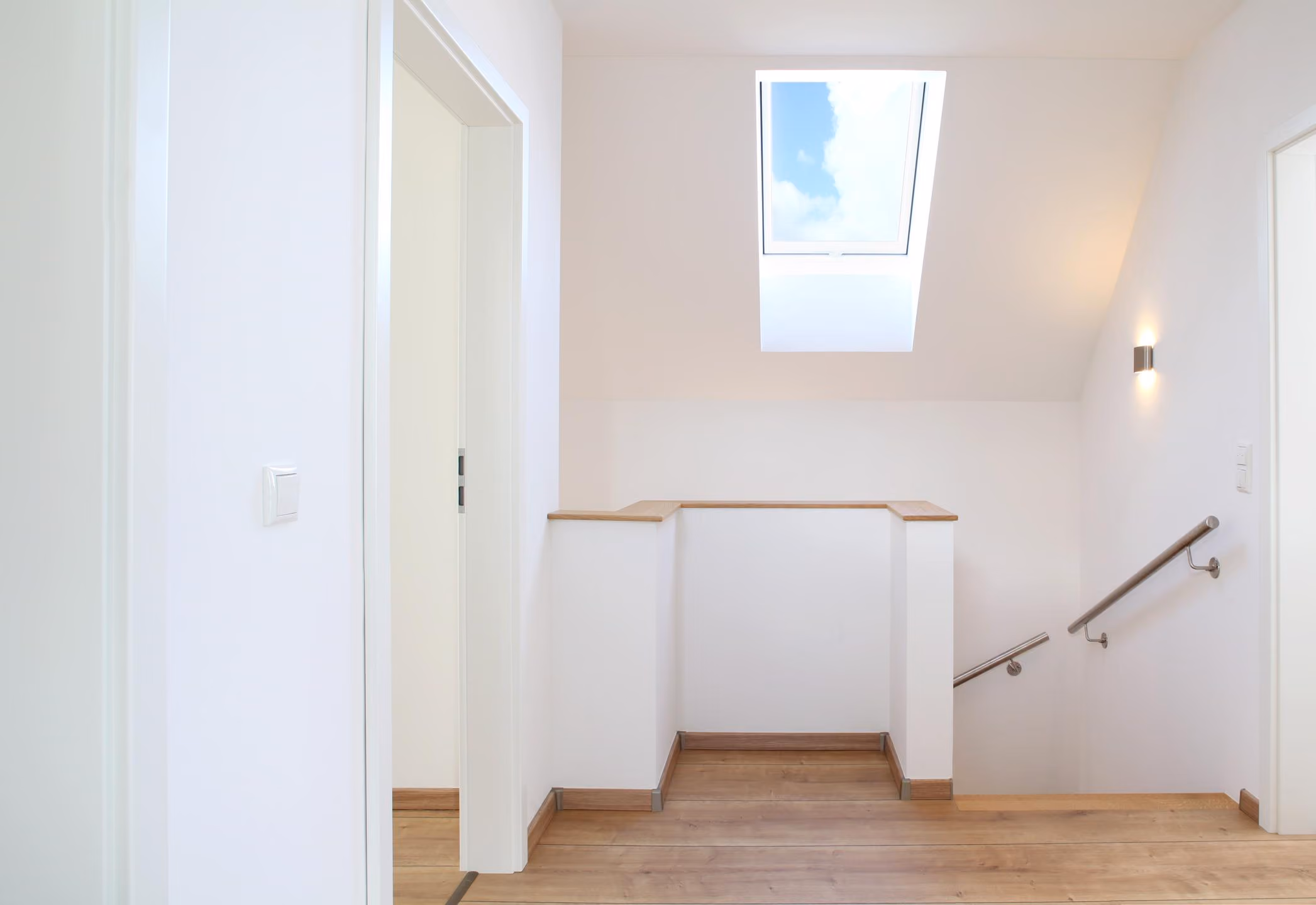Flur im Obergeschoss mit Dachfenster und Treppengeländer