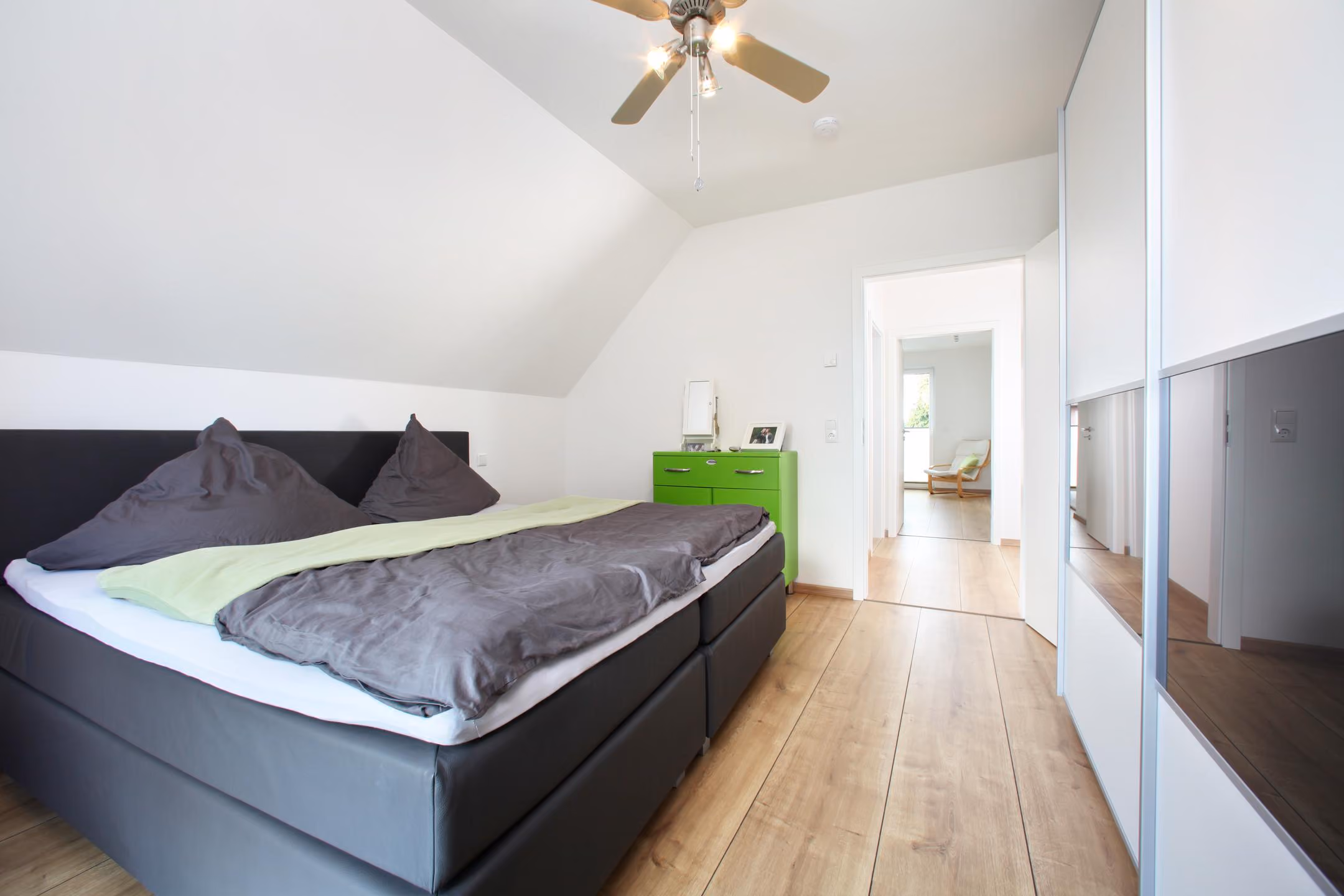 Schlafzimmer mit Doppelbett unter der Dachschräge