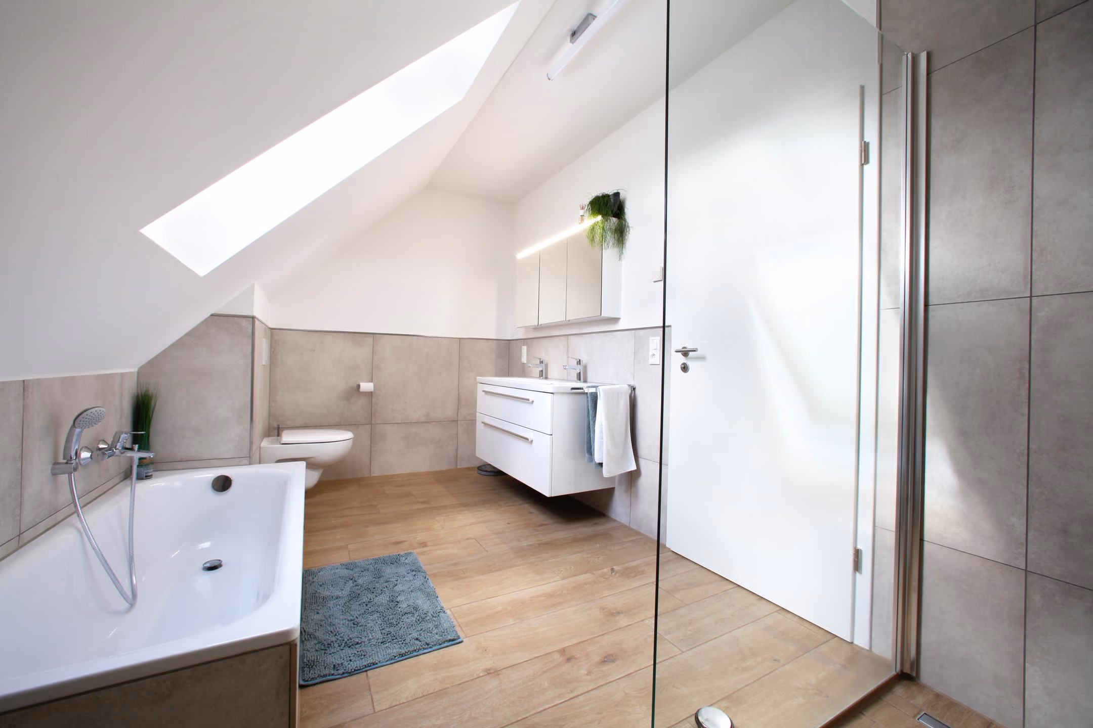 Badezimmer mit Dachfenster und Dusche