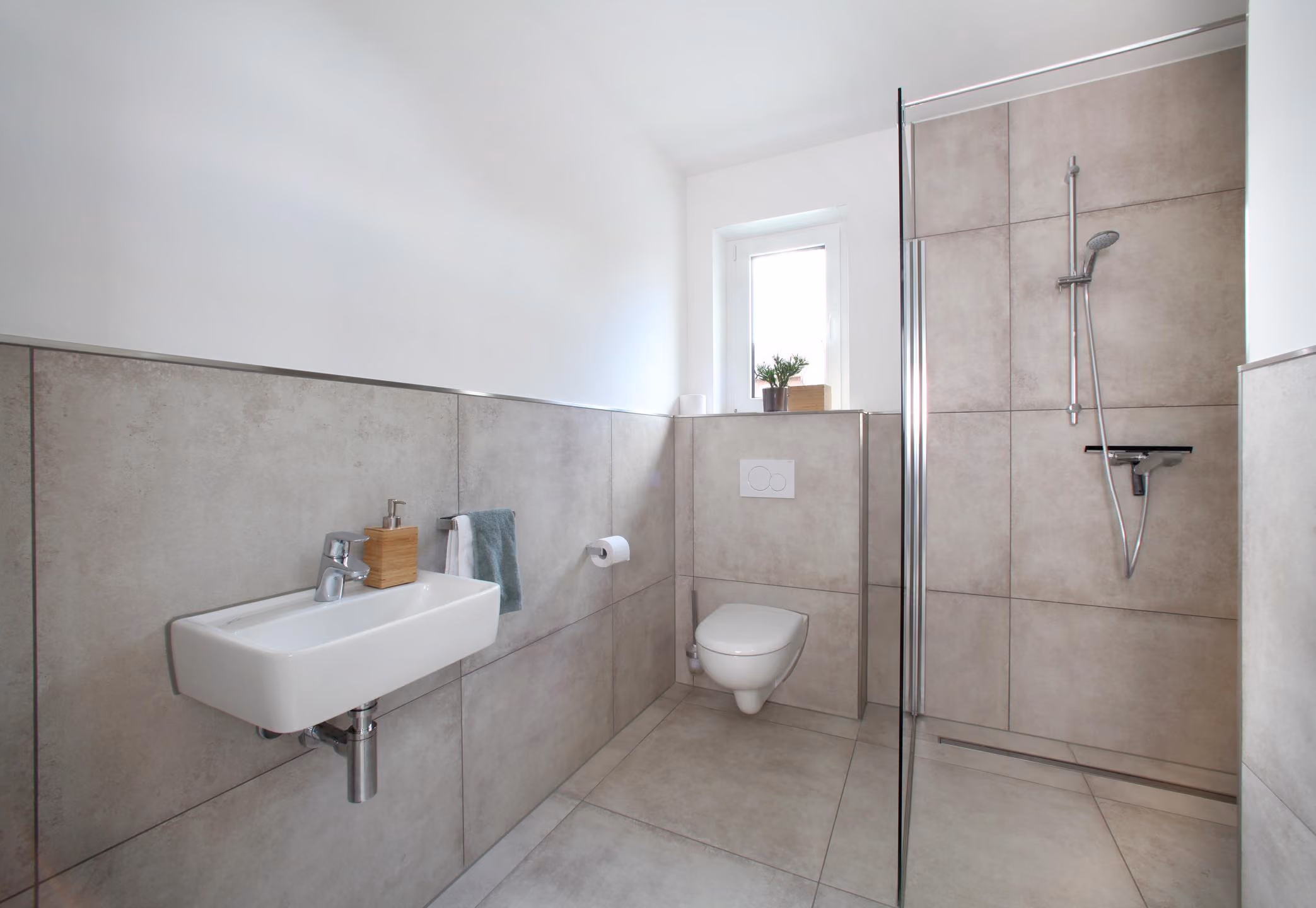 Duschbad mit Waschbecken und bodengleicher Dusche