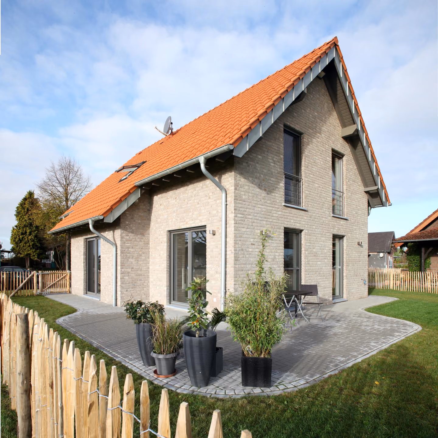 Hausansicht von der Terrasse mit Pflanzkübeln