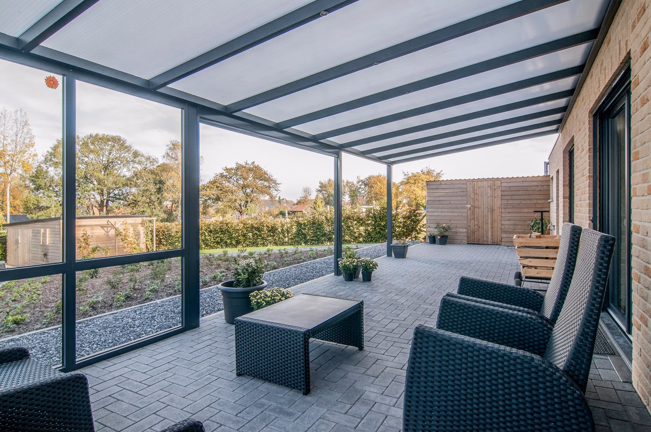 Überdachte Terrasse mit Loungemöbeln