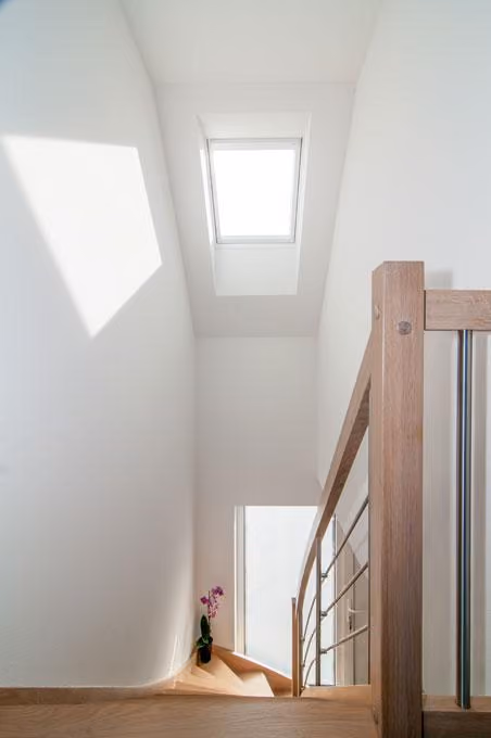 Treppenaufgang im Dachgeschoss mit Dachfenster