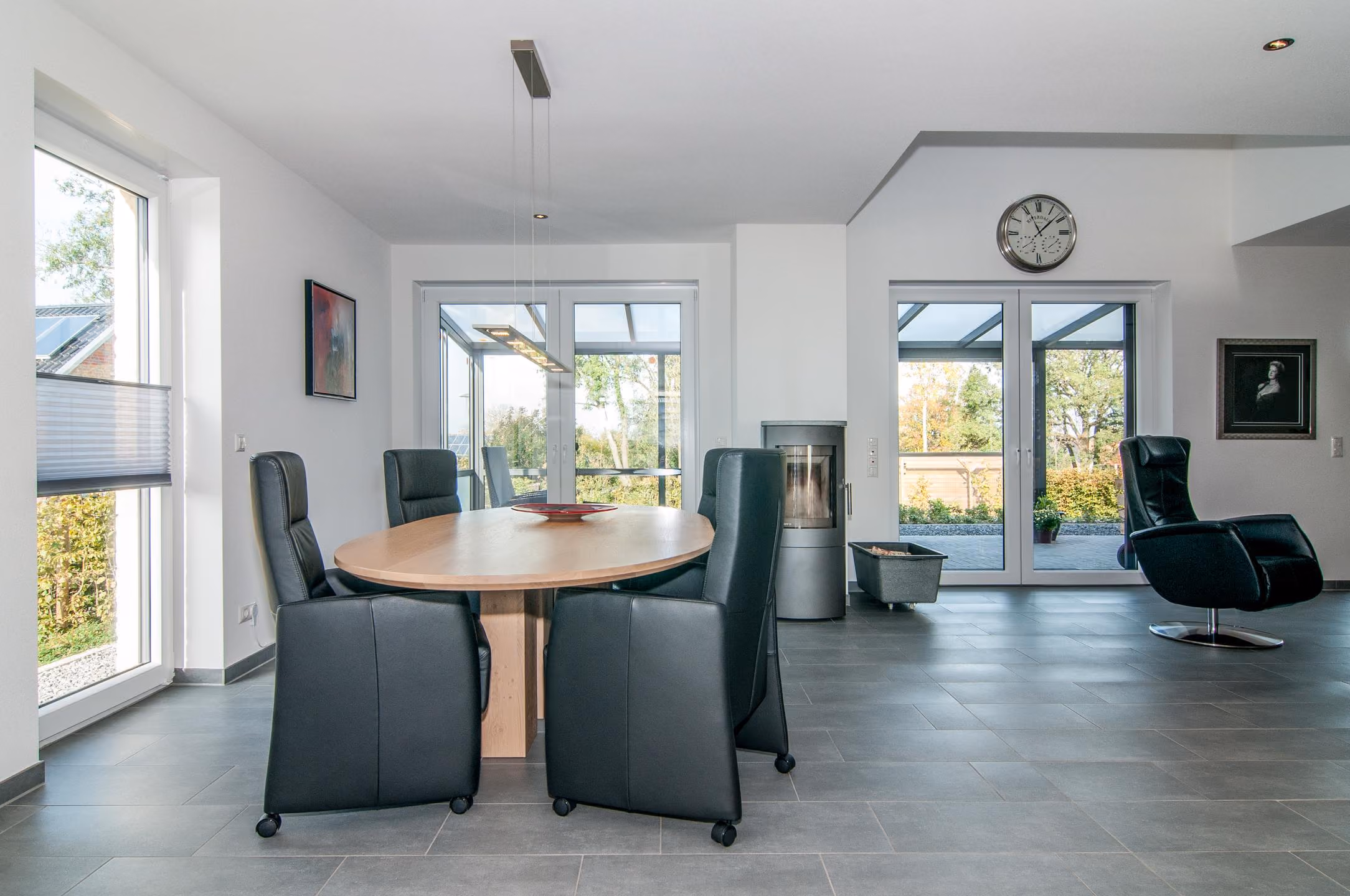 Essbereich mit rundem Tisch und Blick in den Garten