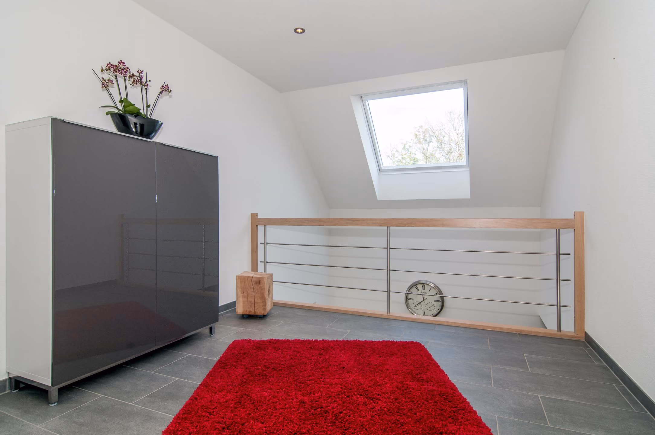 Treppenflur mit Schrank und rotem Teppich