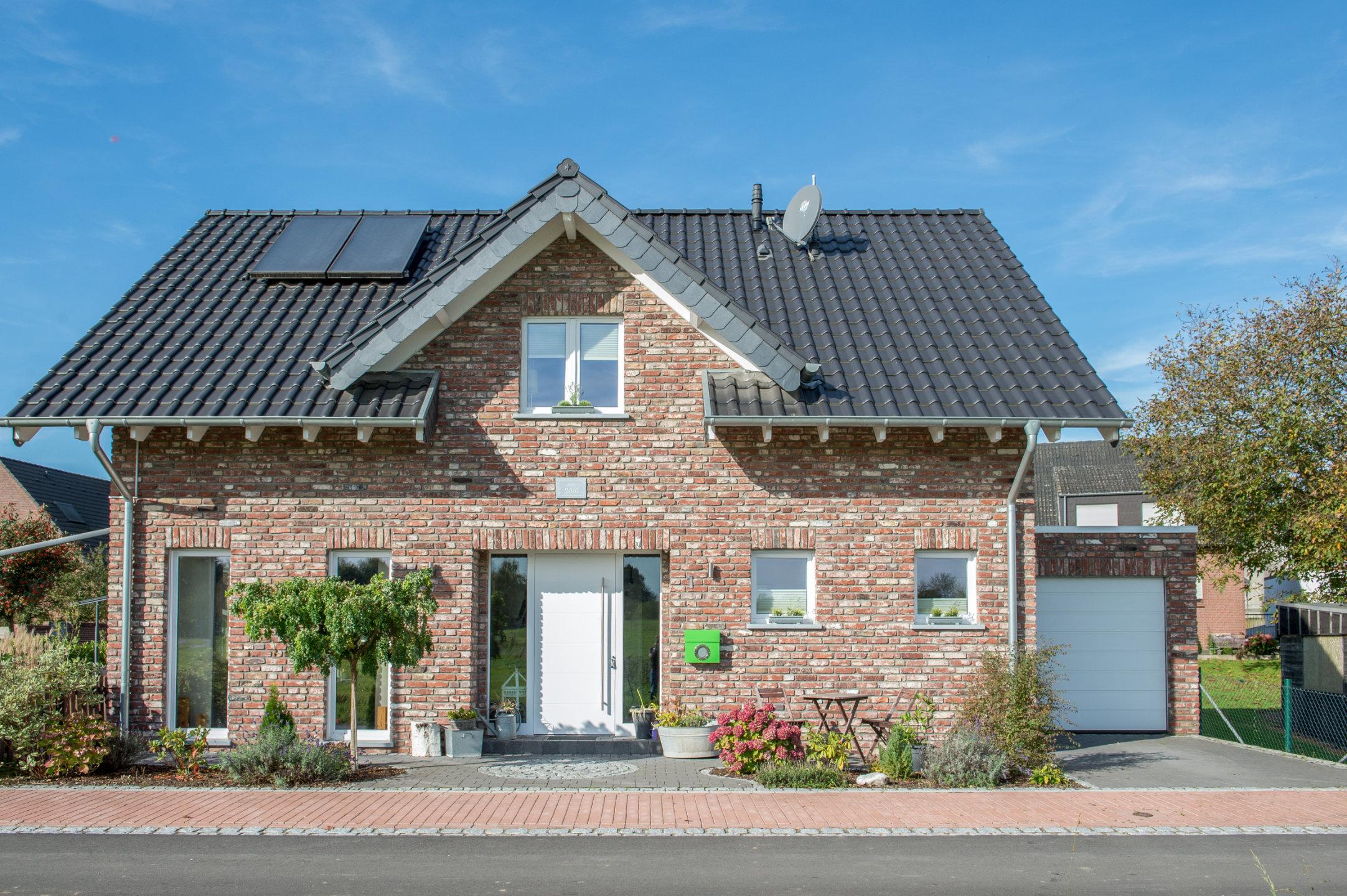 Einfamilienhaus in Rommerskirchen mit Klinker, Solaranlage und Carport