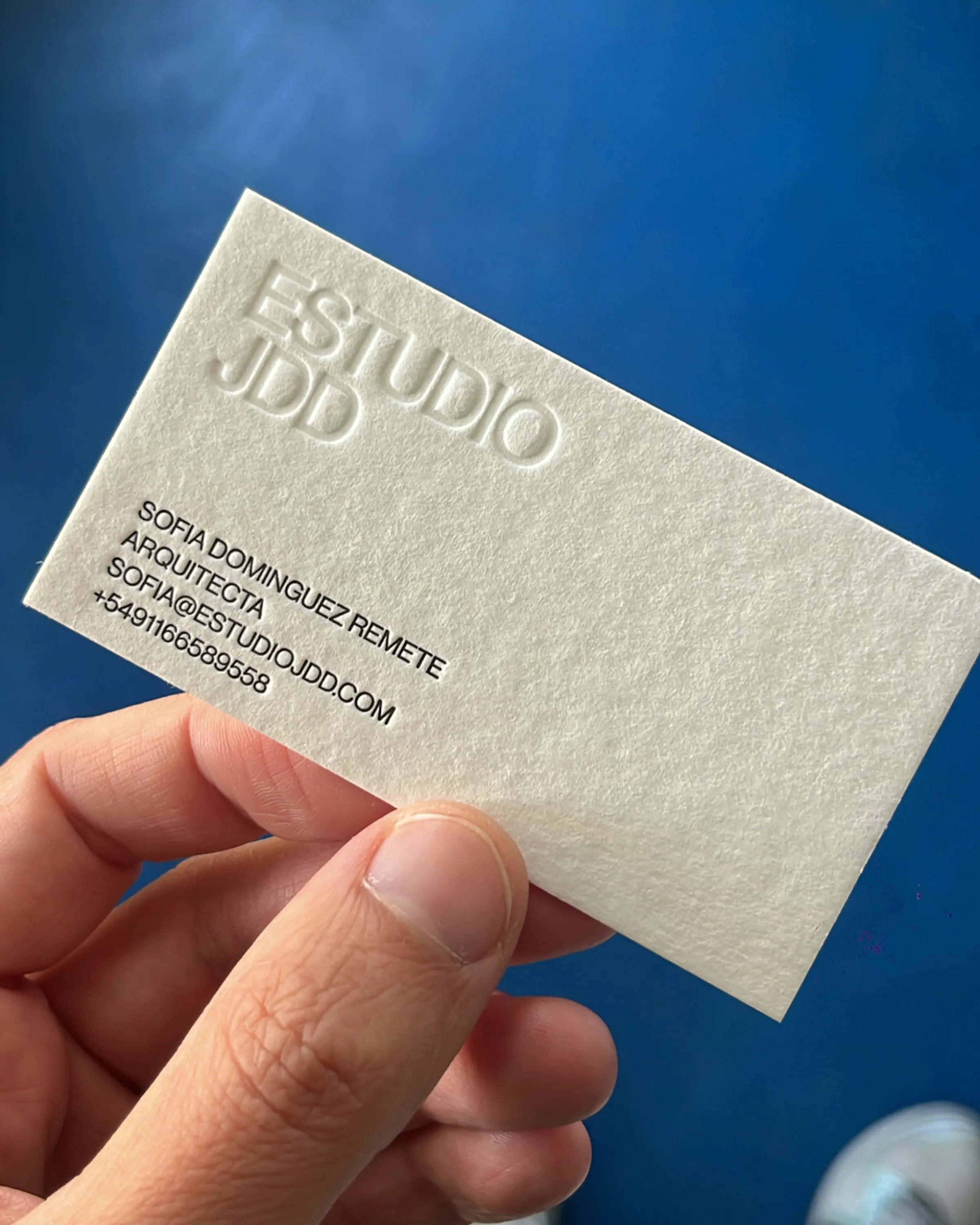 Tarjeta personal con relieve sobre papel Wild Natural - Estudio JDD