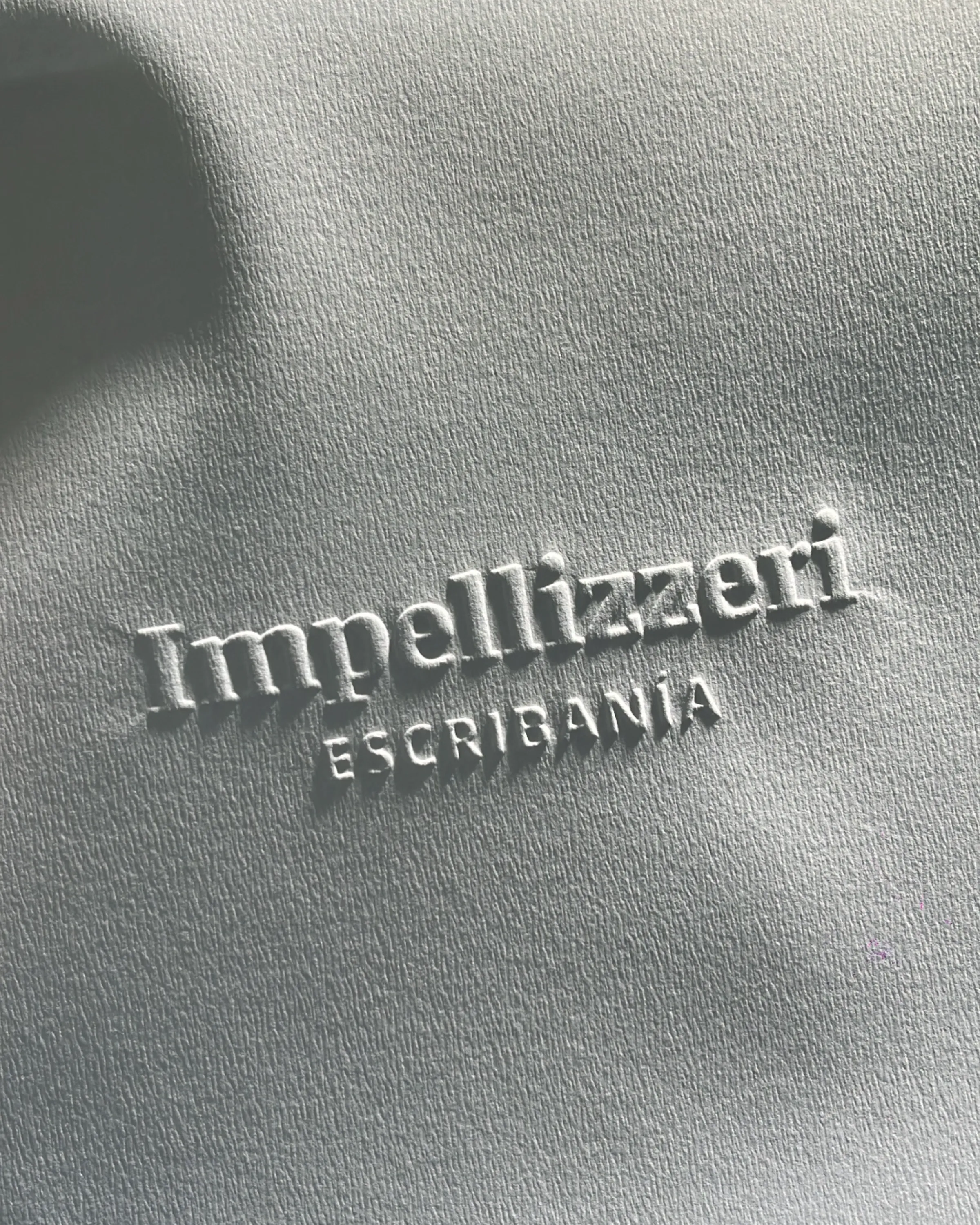 Sobre con impresión letterpress en relieve