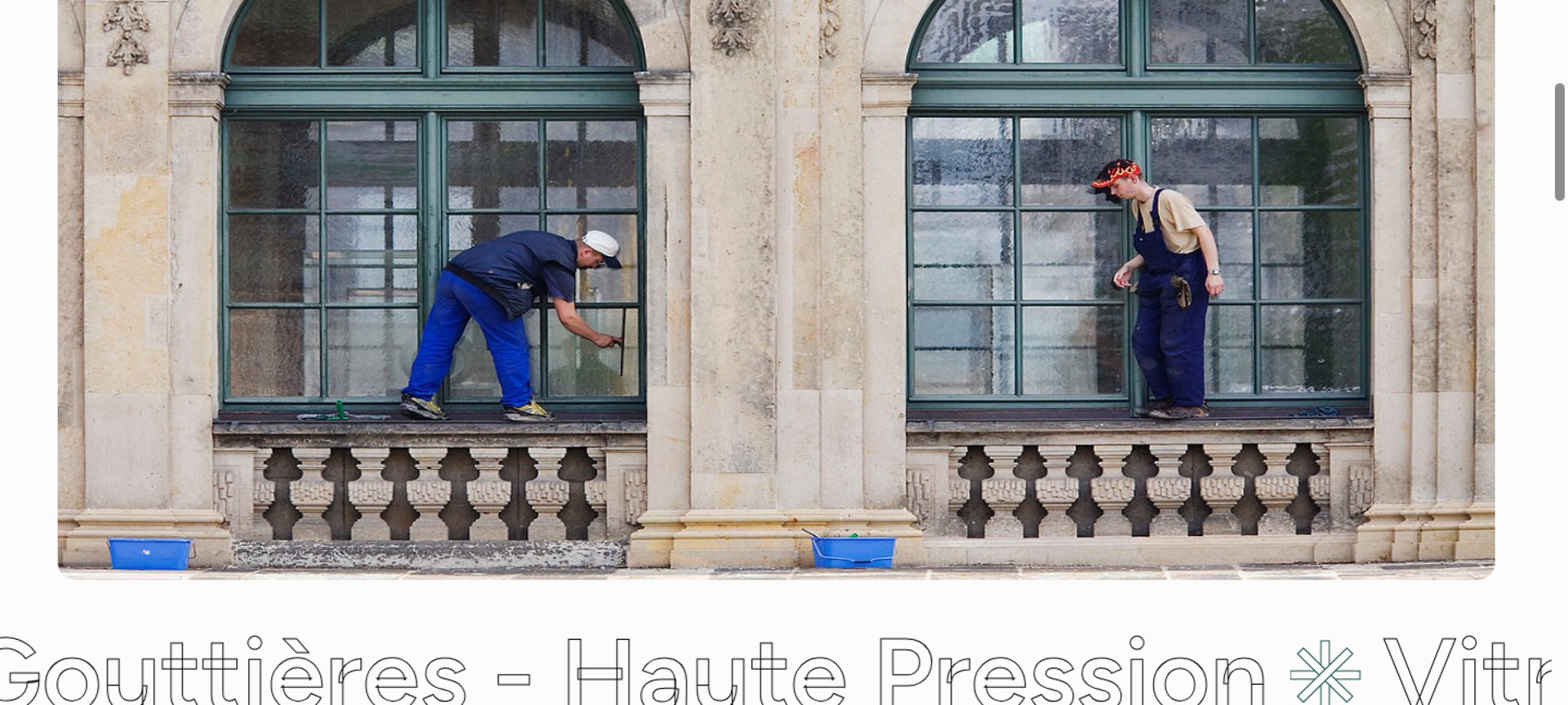 123Entretien technicians washing a large heritage window facade