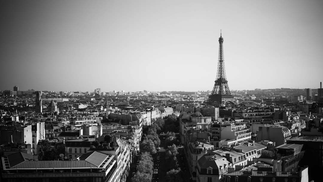 Paris city photo — Web Tonic