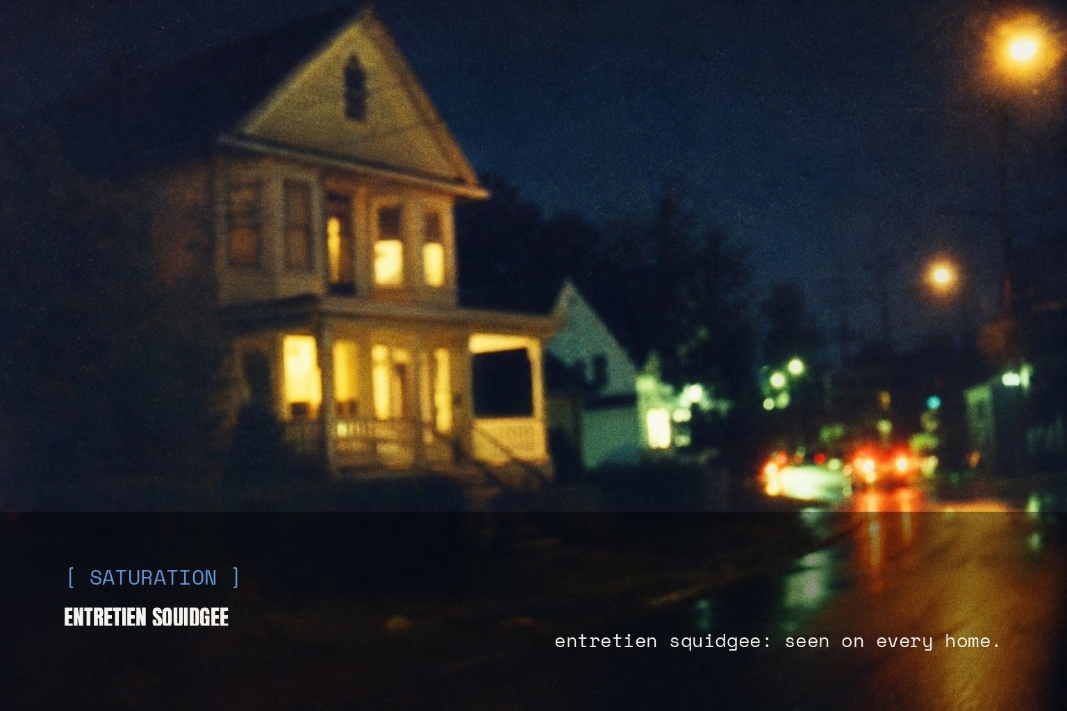 Entretien Squidgee brand mark in a blurred night street scene