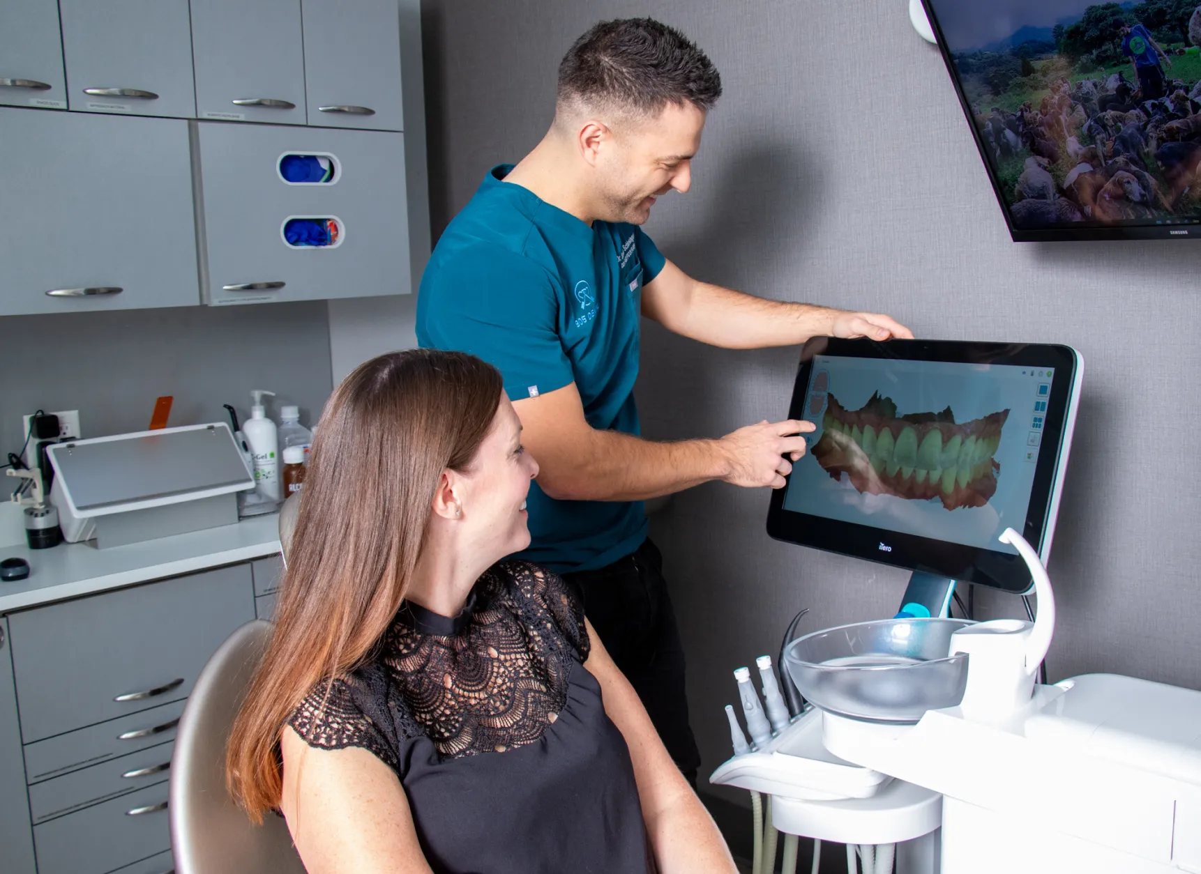 Doctor showing a patient an itero image