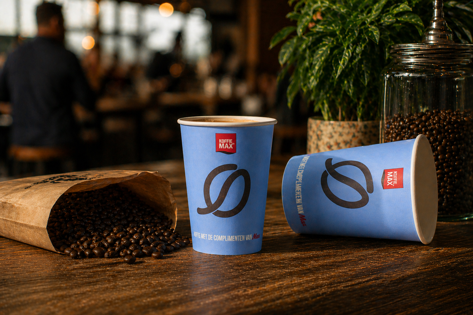 Kartonnen koffiebekers van Koffiemax voor op kantoor
