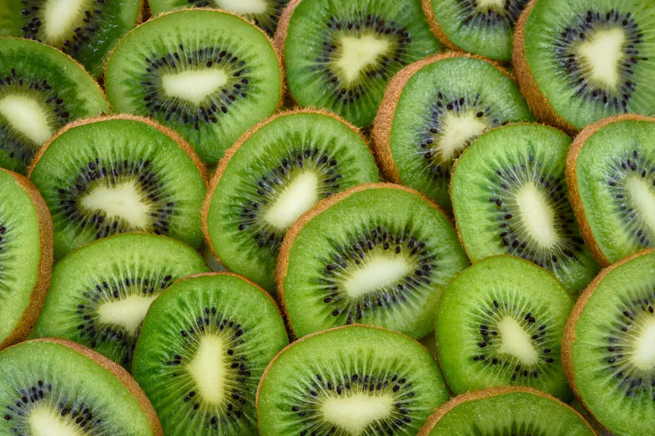 a-bunch-of-sliced-kiwis