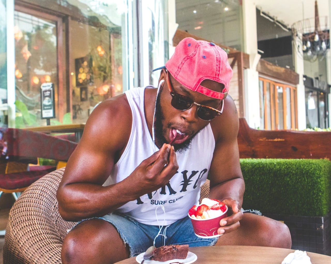 man-eating-froyo-with-strawberries