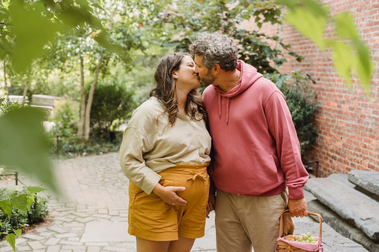 happy-couple-kissing-with-a-fruit-basket