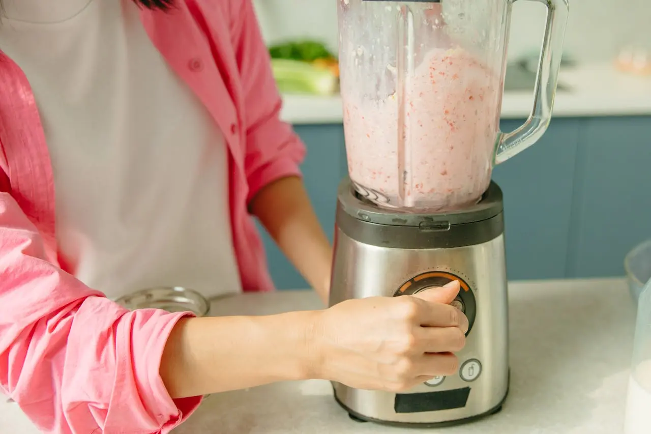 hand-of-a-person-operating-a-blender