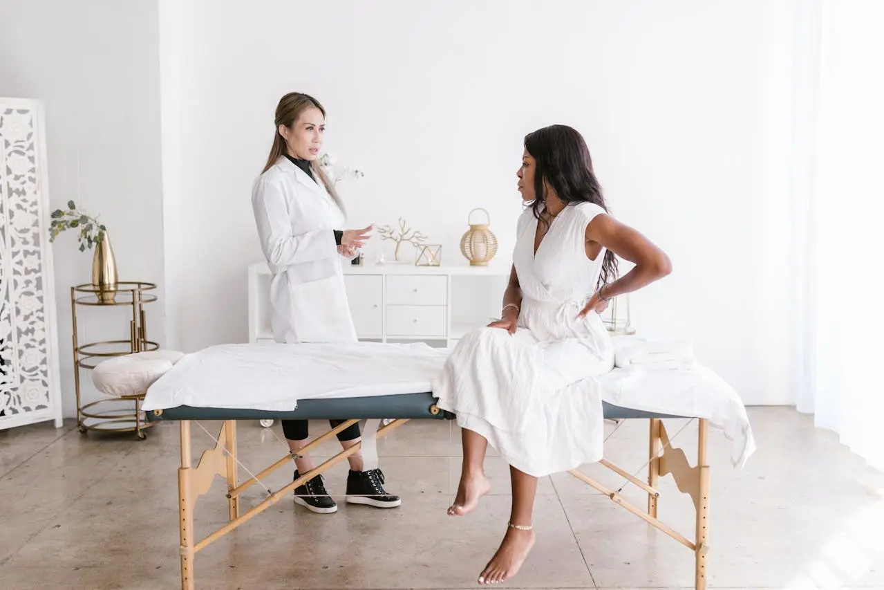 doctor talking to her patient while she is in pain