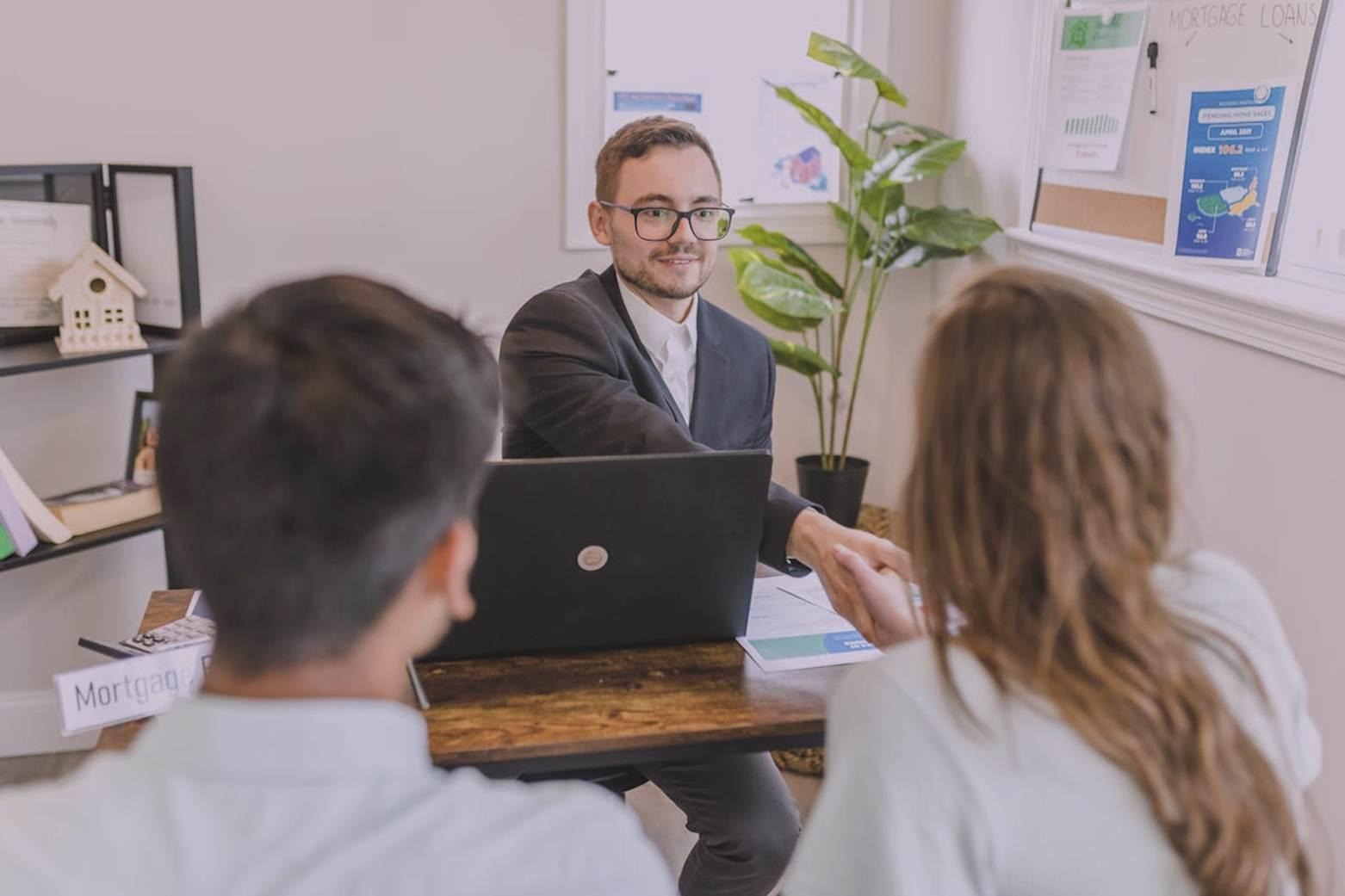 How to Read Body Language and Adjust Your Approach in Business Negotiation
