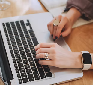 Portal para clientes Solevante - persona escribiendo en ordenador