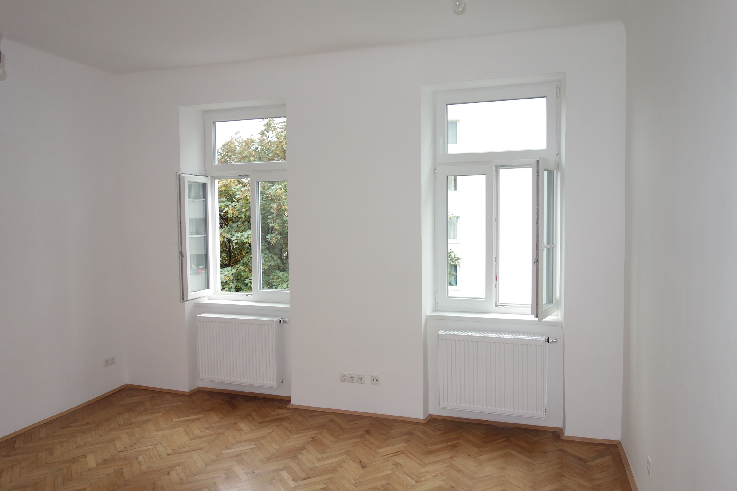 Wohnzimmer mit Echtholzparkett