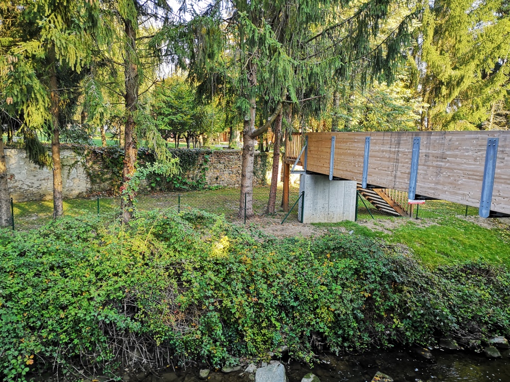 Mauerbach mit Steinmauer