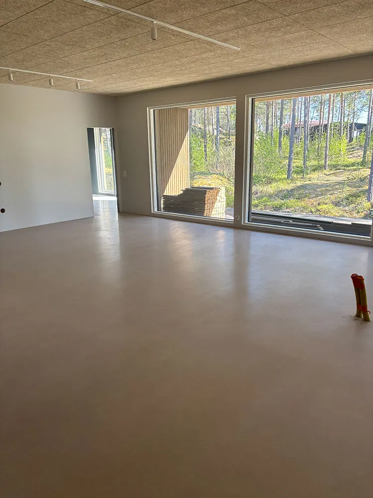 Kiillotettu betonilattia asuintilassa