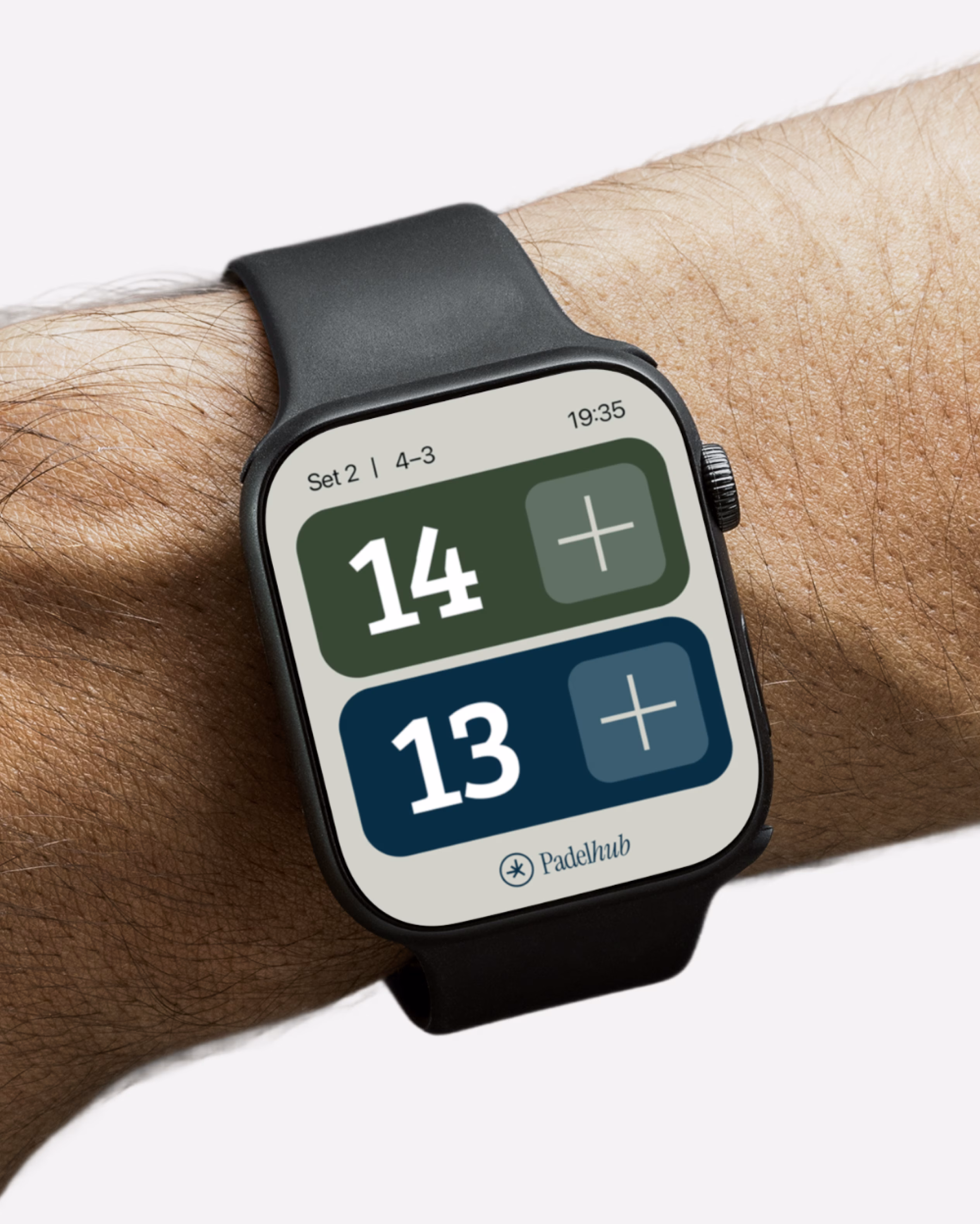 Padelhub smartwatch app displaying score tracker for padel matches