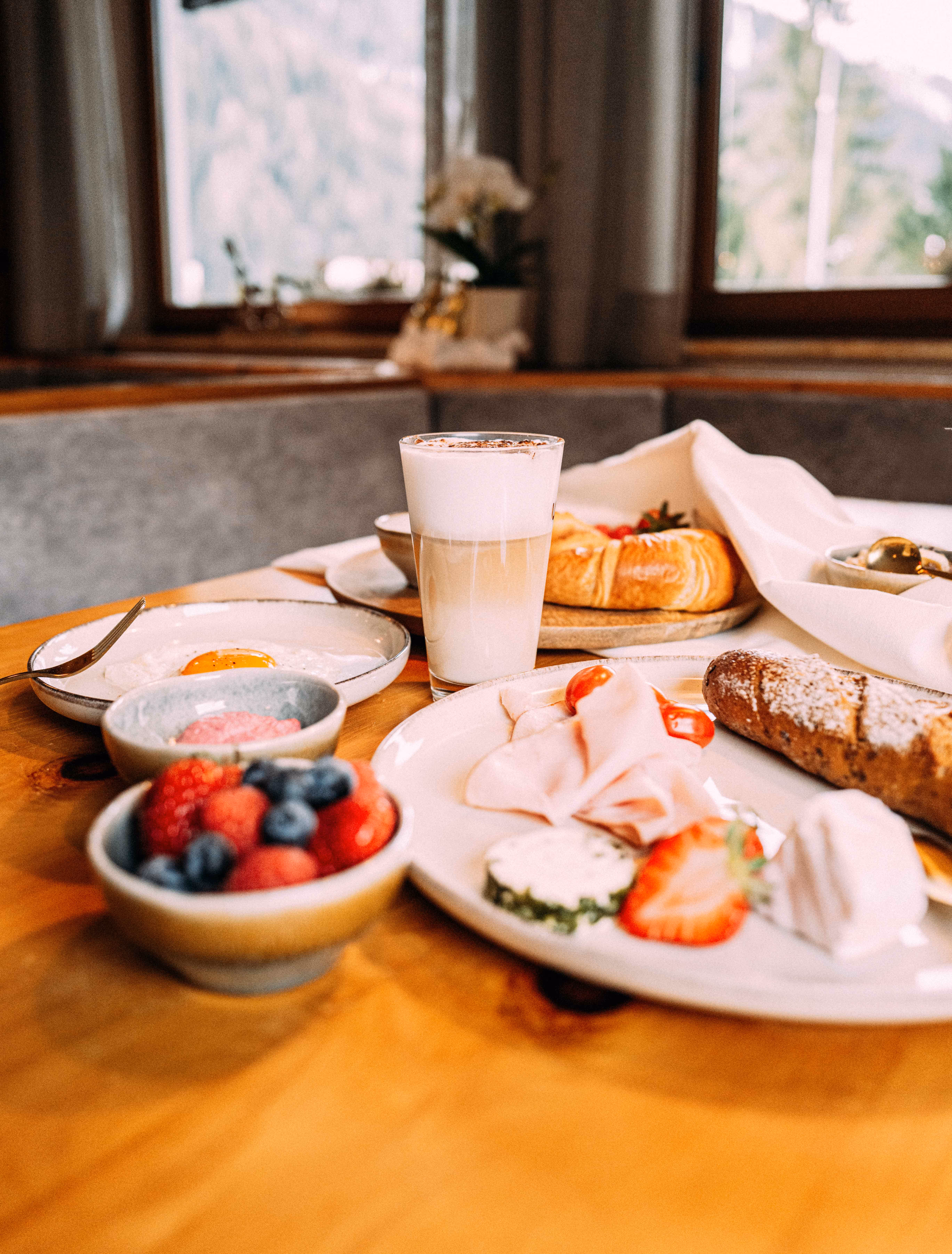 Regionales Frühstück mit Beeren, Obst und frischem Gebäck im afoch fei St. Anton am Arlberg