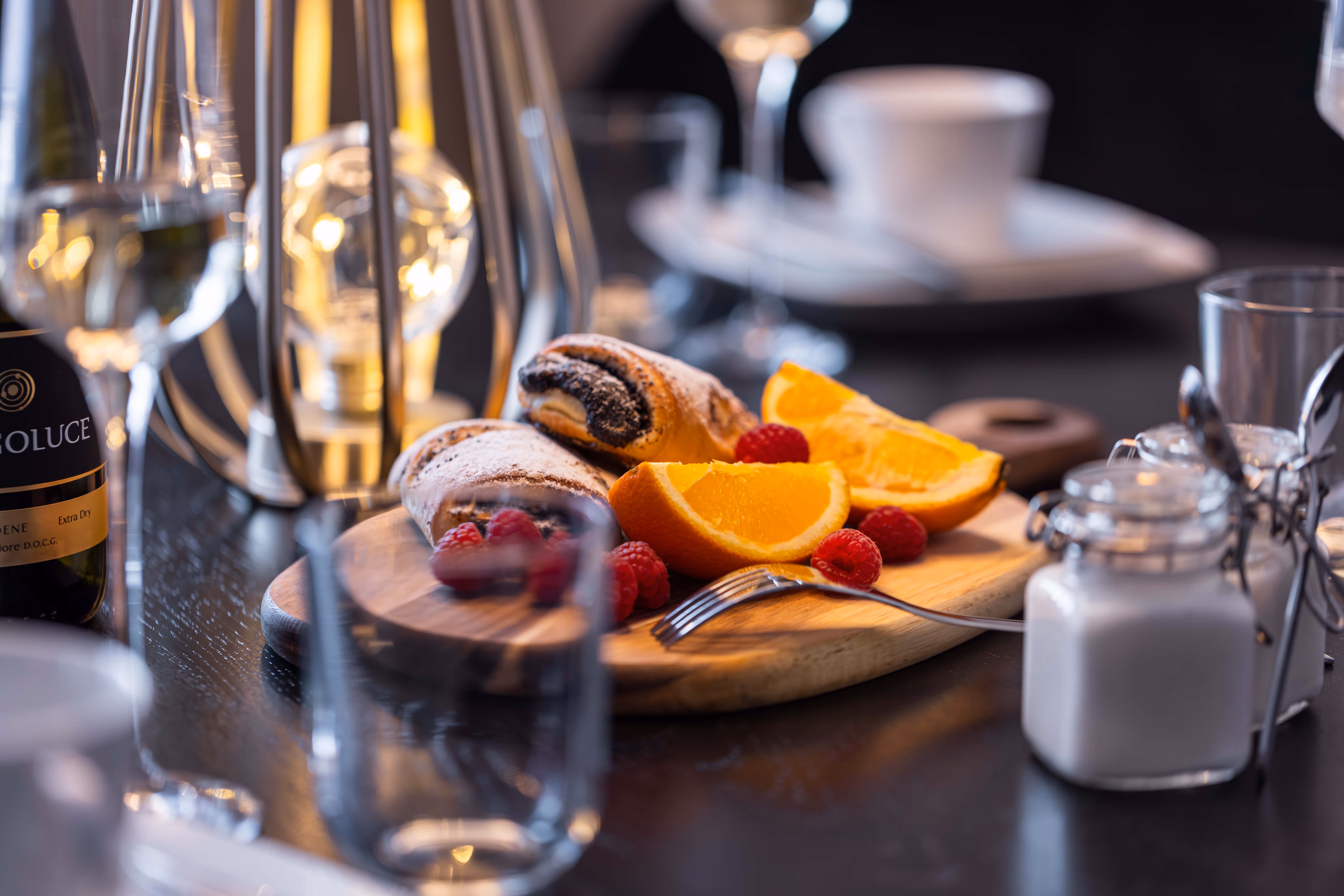 Kuchen, Kaffee, Obst und Sekt im afoch fei Boutique Hotel St. Anton am Arlberg