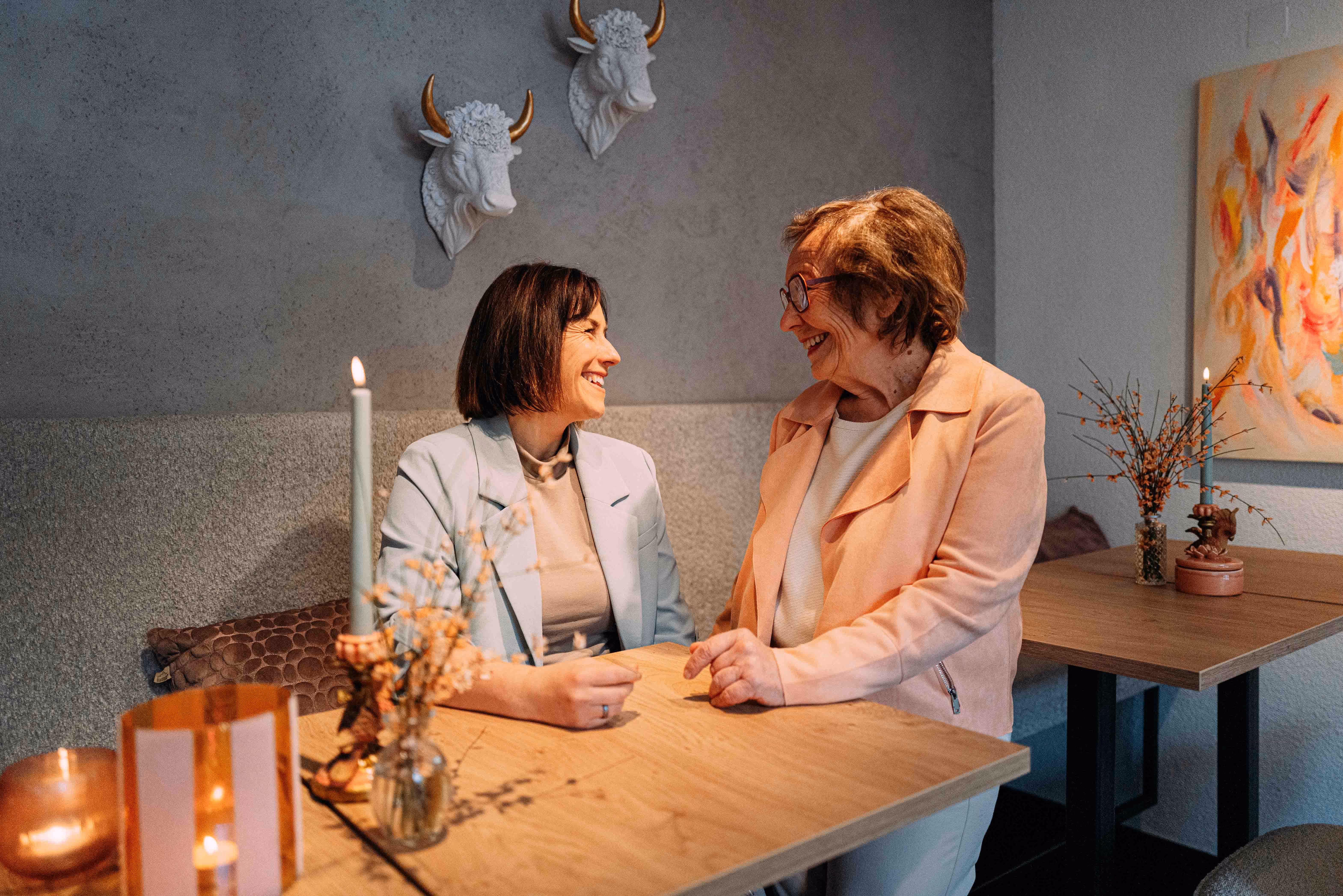 Persönliches Gespräch bei Kerzenlicht im afoch fei Boutique Hotel St. Anton am Arlberg