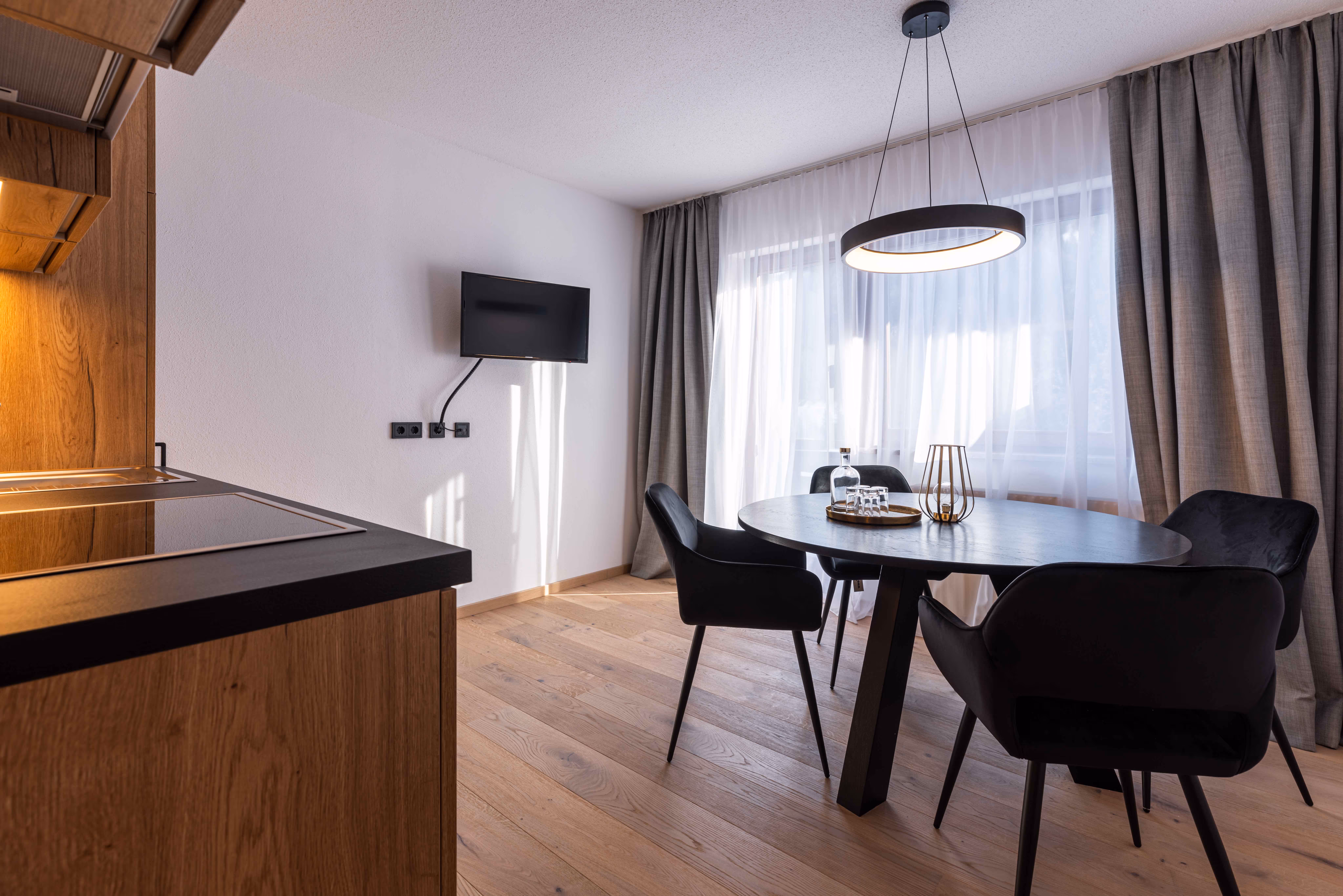 Geräumiger Wohn- und Essbereich mit Küche in der Appartementsuite des afoch fei Boutique Hotel St. Anton am Arlberg