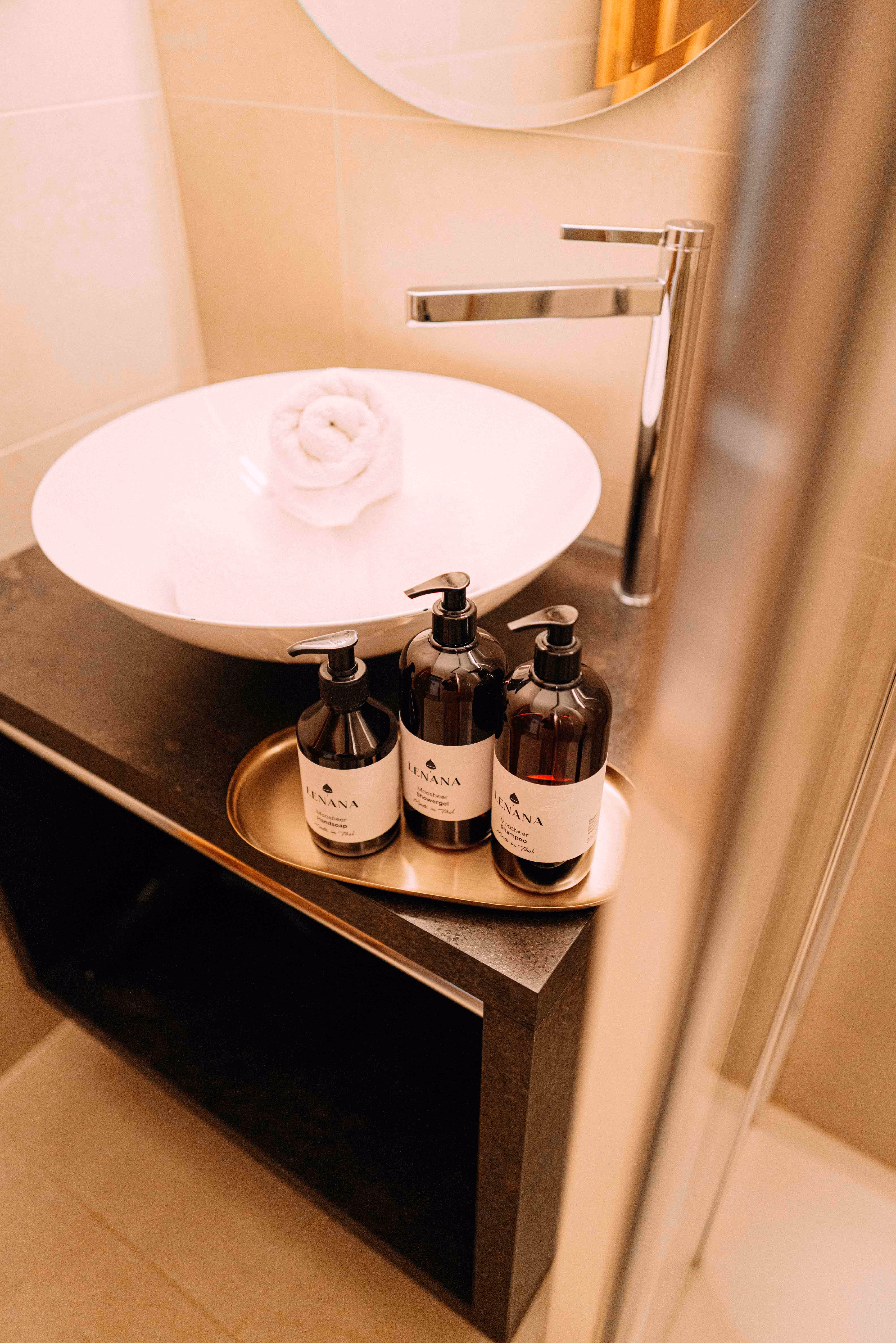 Naturkosmetik und Bio-Pflegeprodukte im Badezimmer des afoch fei St. Anton am Arlberg