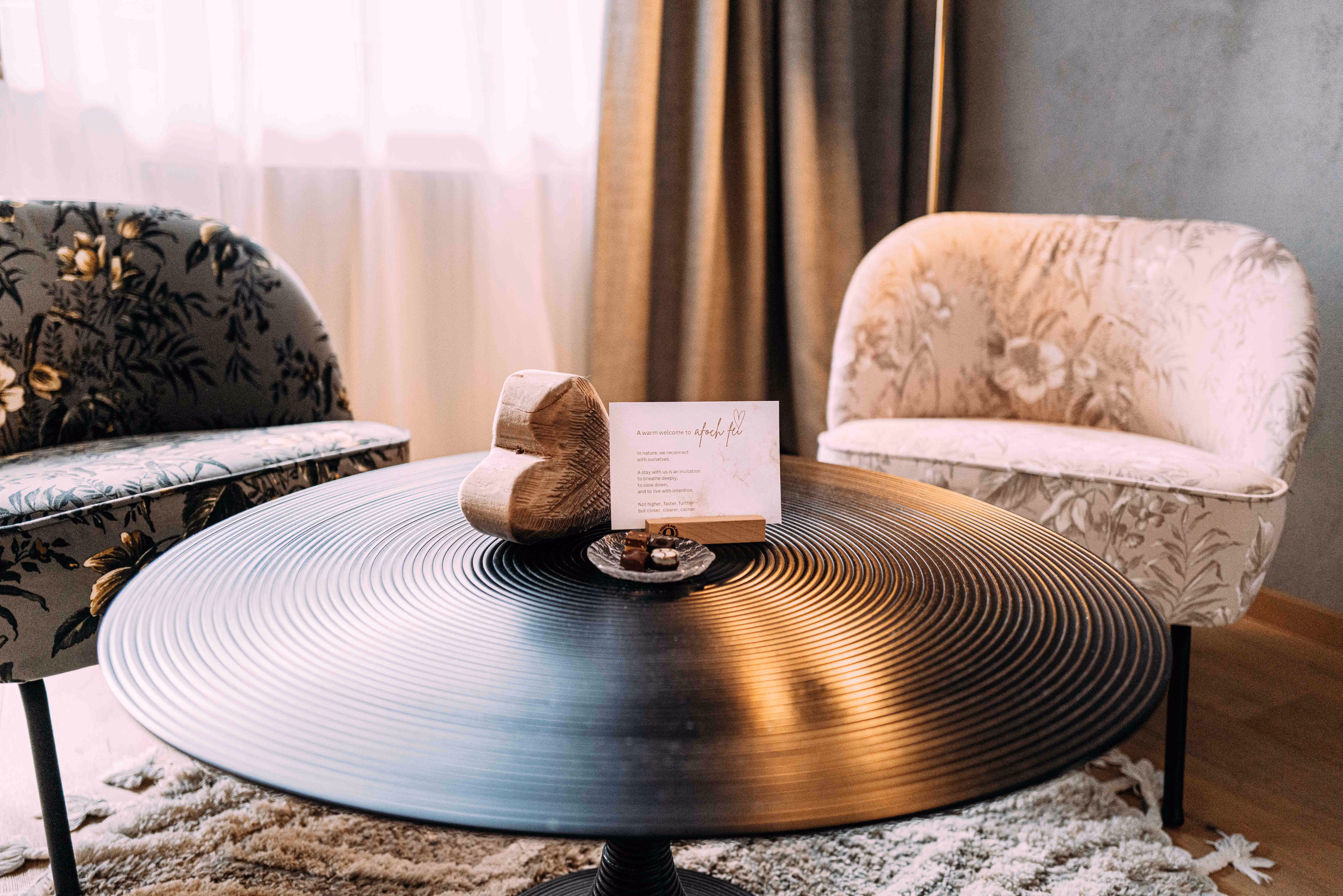 Eleganter Loungebereich mit Designermöbeln im afoch fei Boutique Hotel St. Anton am Arlberg