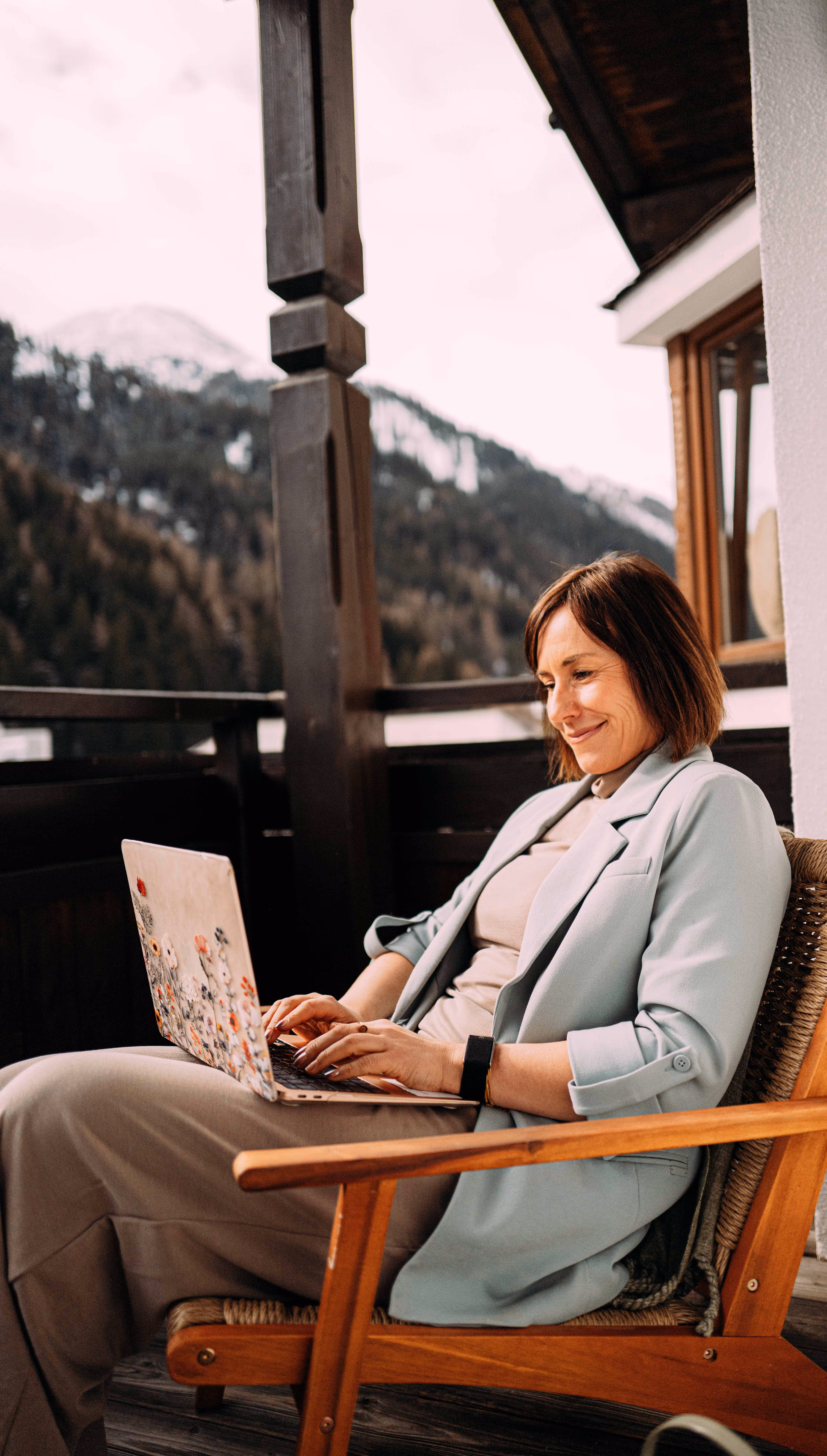 Gastgeberin Eva-Maria auf dem Balkon des afoch fei Boutique Hotel St. Anton am Arlberg im Winter