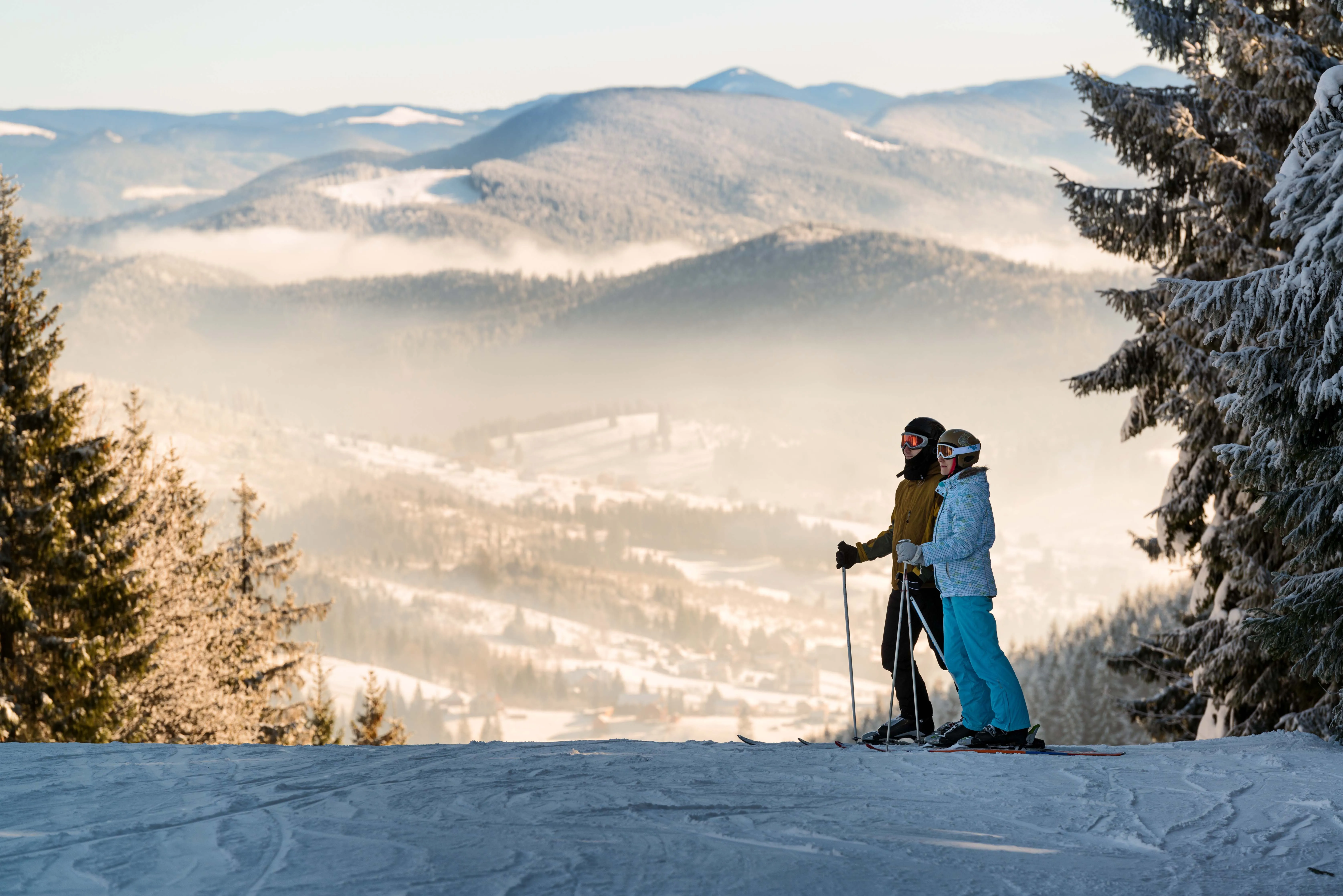 Skifahrerin am Pistenrand mit Blick ins Tal – Skiurlaub St. Anton am Arlberg
