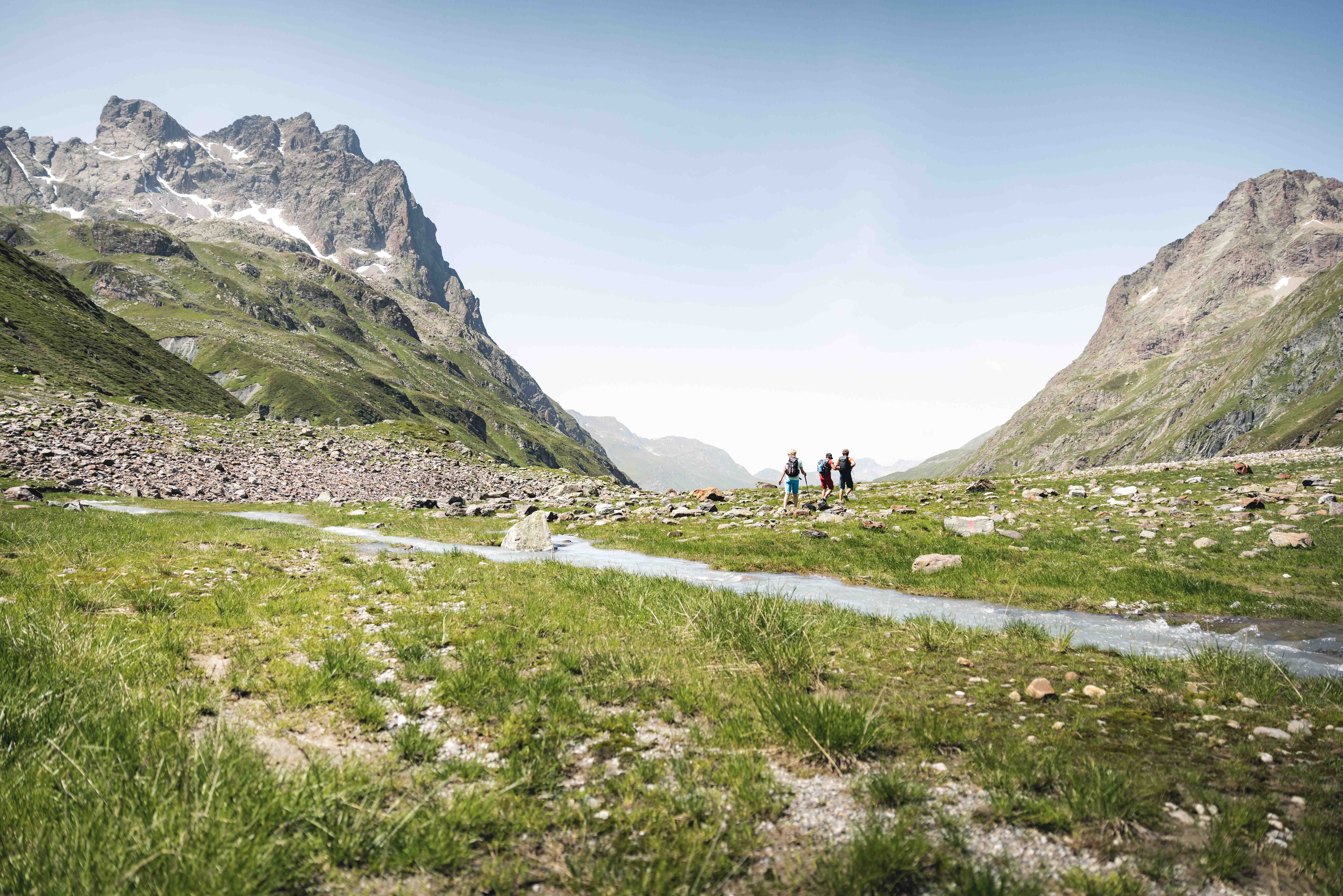 Wanderer im Bergtal am Arlberg – Mountainbiken St. Anton am Arlberg

