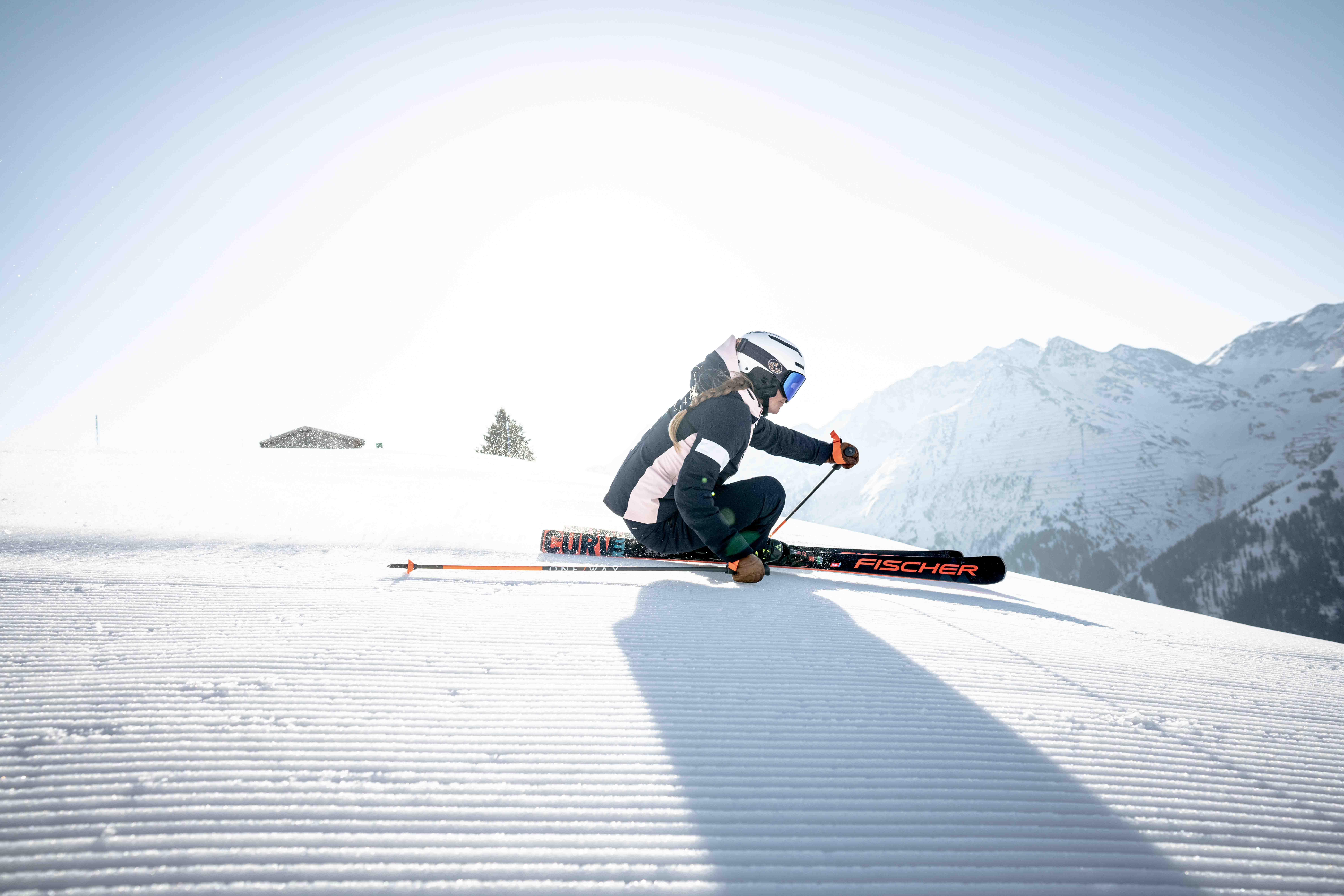 Skifahrer auf einer präparierten Piste im Skigebiet Arlberg St. Anton